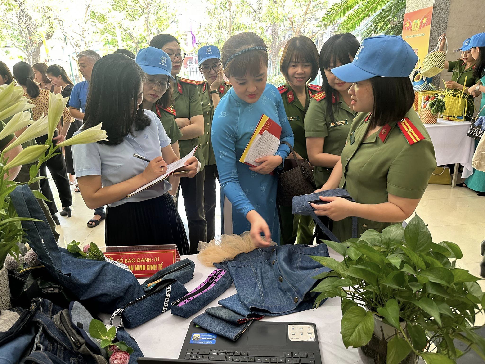 Công an Hà Nội sôi nổi hoạt động vì môi trường - ảnh 3