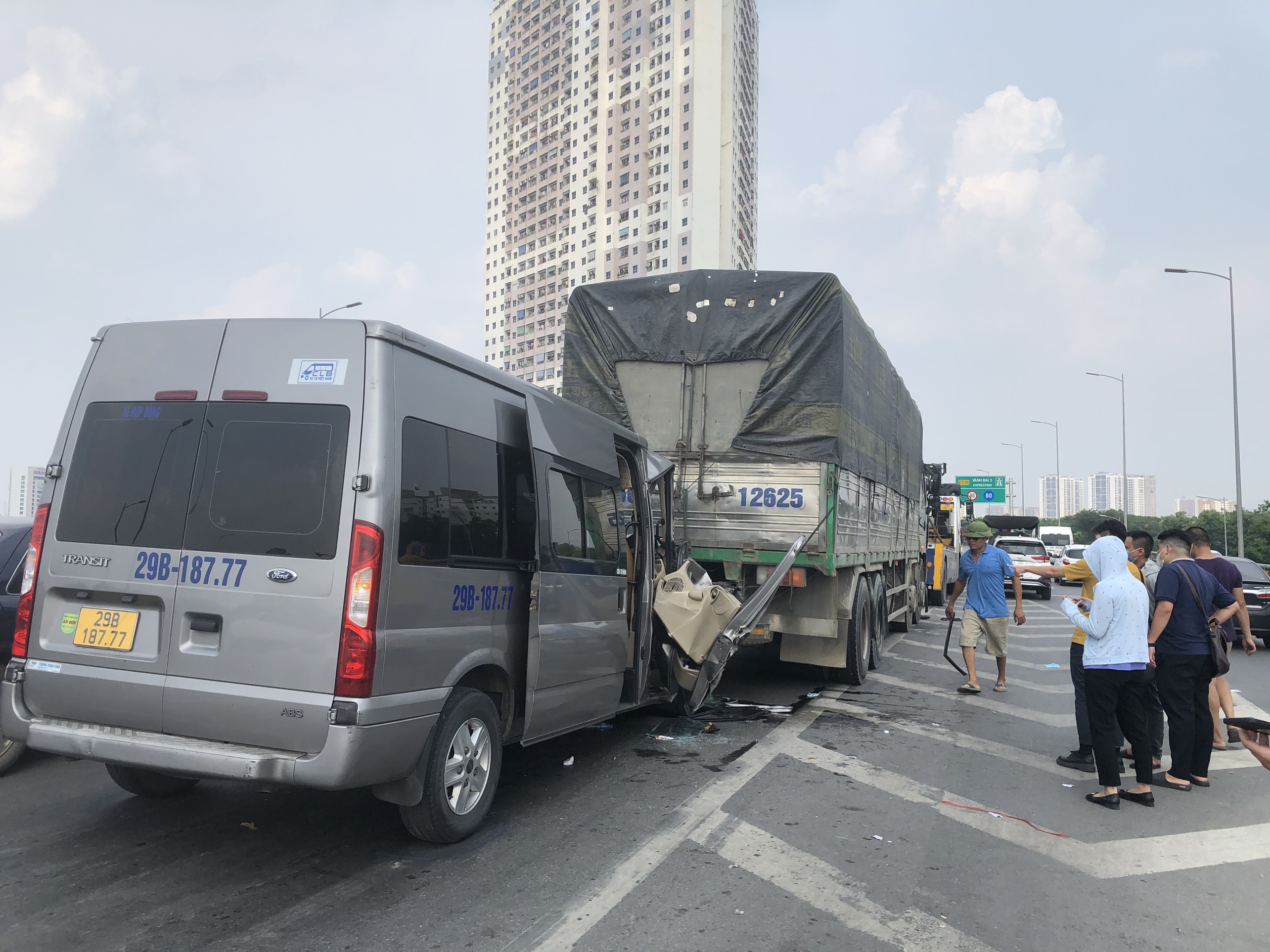 Cảnh sát giải cứu thành thông 2 nạn nhân mắc kẹt trên xe khách gặp nạn - ảnh 1