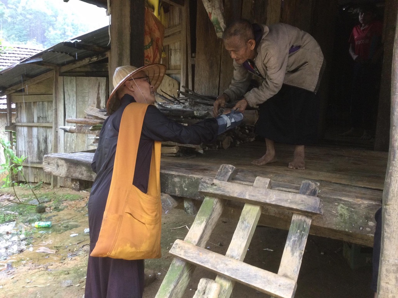 Sư thầy vận động nhân dân bảo vệ môi trường, xây dựng nếp sống văn minh - ảnh 2