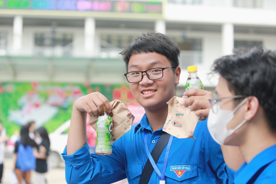 Quận Thanh Xuân: Áo xanh tình nguyện tặng quà, tiếp sức mùa thi - ảnh 12