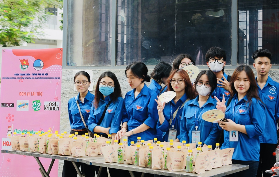 Quận Thanh Xuân: Áo xanh tình nguyện tặng quà, tiếp sức mùa thi - ảnh 4