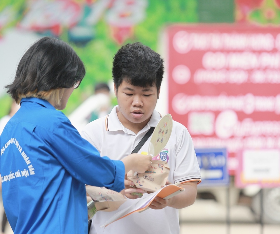 Quận Thanh Xuân: Áo xanh tình nguyện tặng quà, tiếp sức mùa thi - ảnh 8