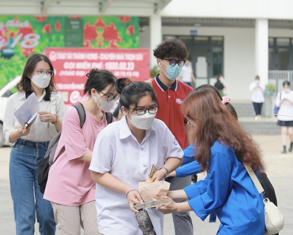 Quận Thanh Xuân: Áo xanh tình nguyện tặng quà, tiếp sức mùa thi - ảnh 5