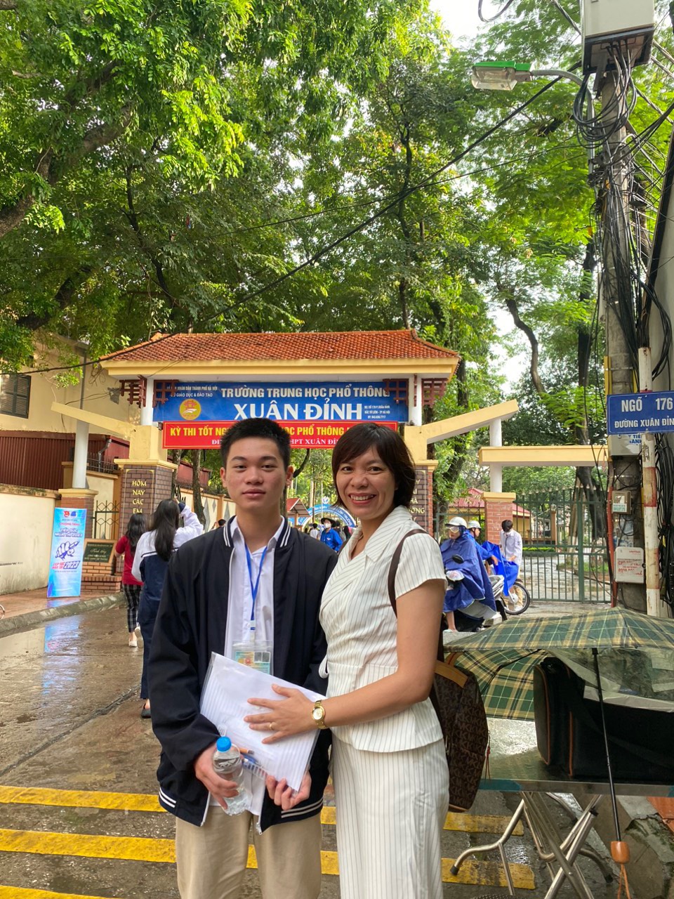 Dầm mưa đến các điểm thi để động viên học sinh thi tốt nghiệp THPT - ảnh 1