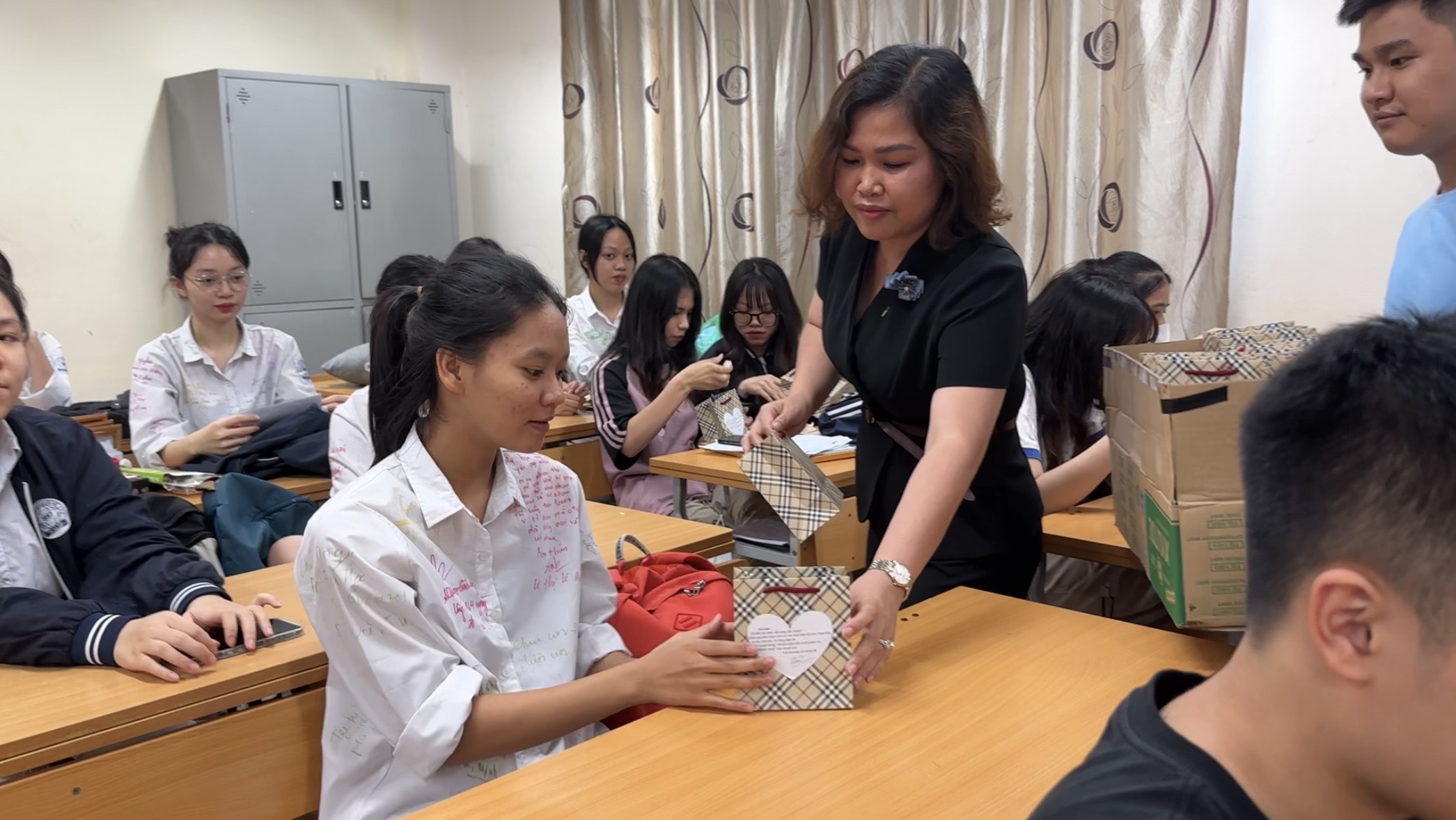 Dầm mưa đến các điểm thi để động viên học sinh thi tốt nghiệp THPT - ảnh 7