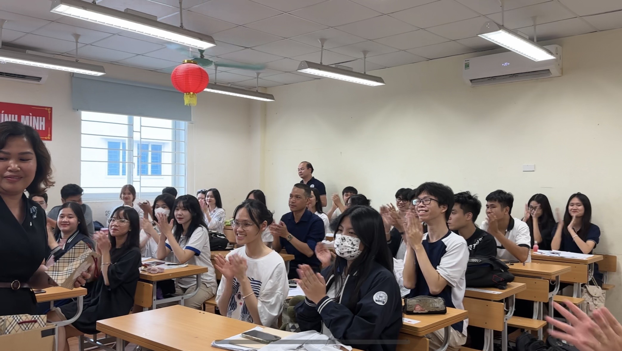 Dầm mưa đến các điểm thi để động viên học sinh thi tốt nghiệp THPT - ảnh 8