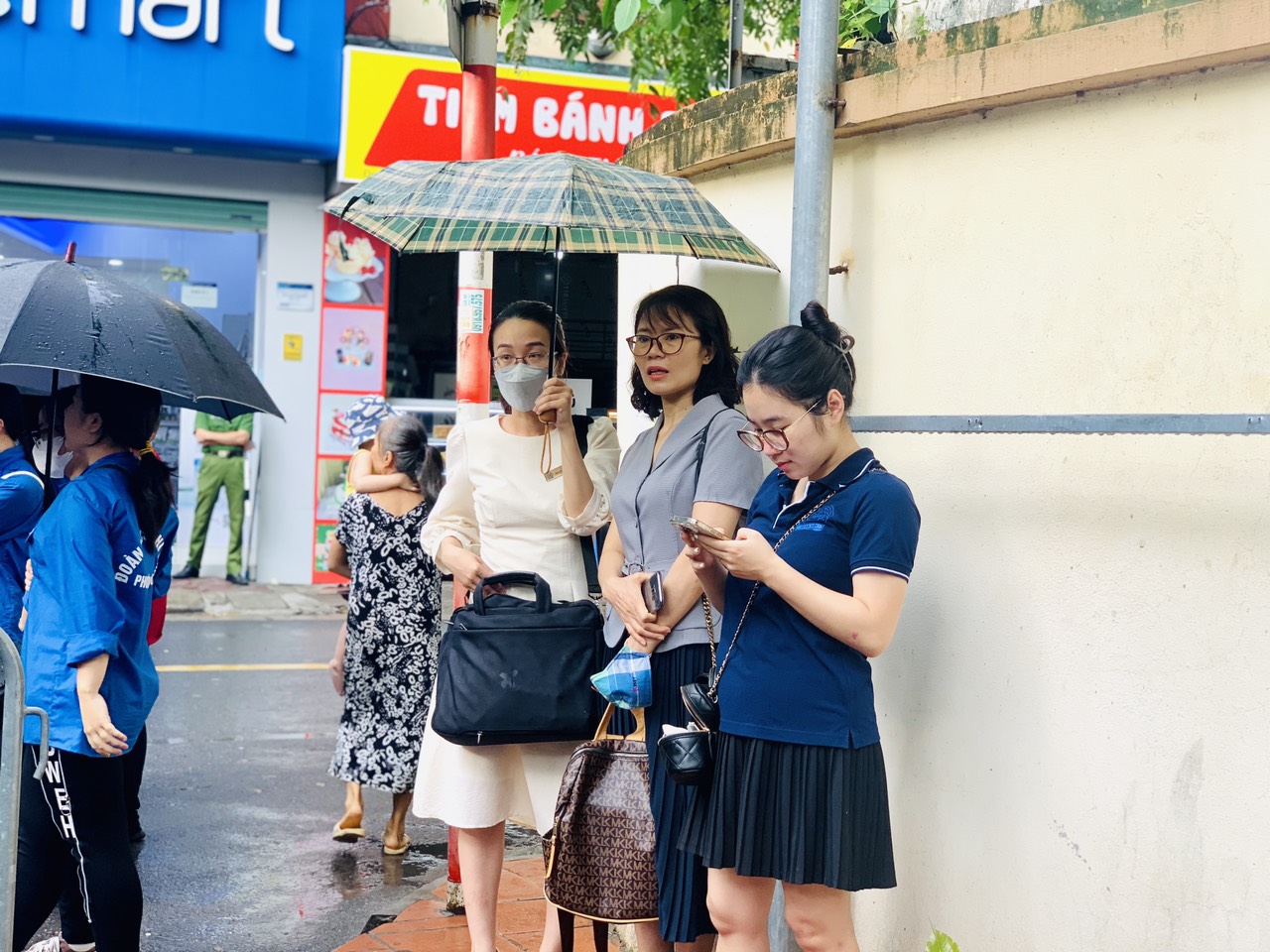 Dầm mưa đến các điểm thi để động viên học sinh thi tốt nghiệp THPT - ảnh 2