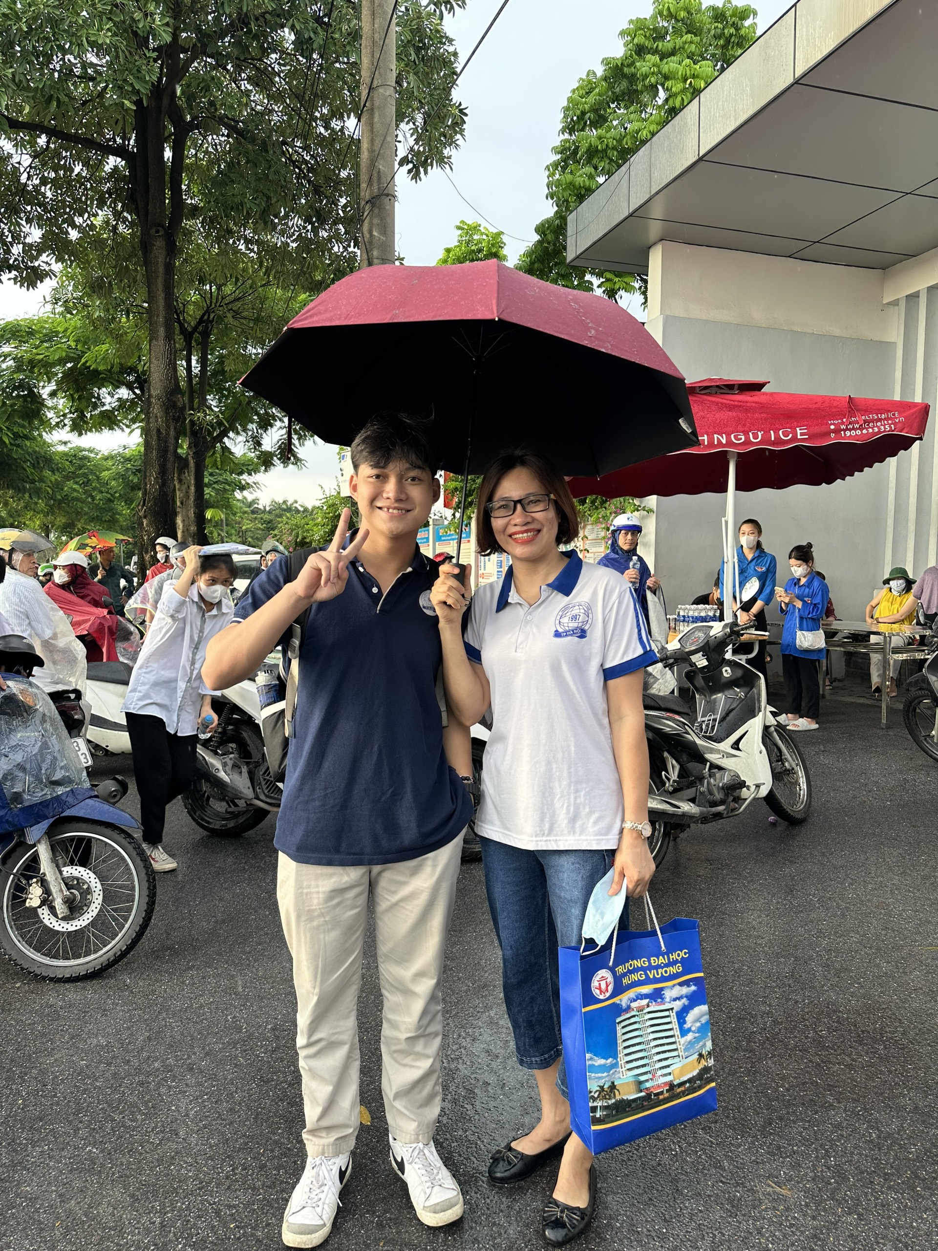 Dầm mưa đến các điểm thi để động viên học sinh thi tốt nghiệp THPT - ảnh 5