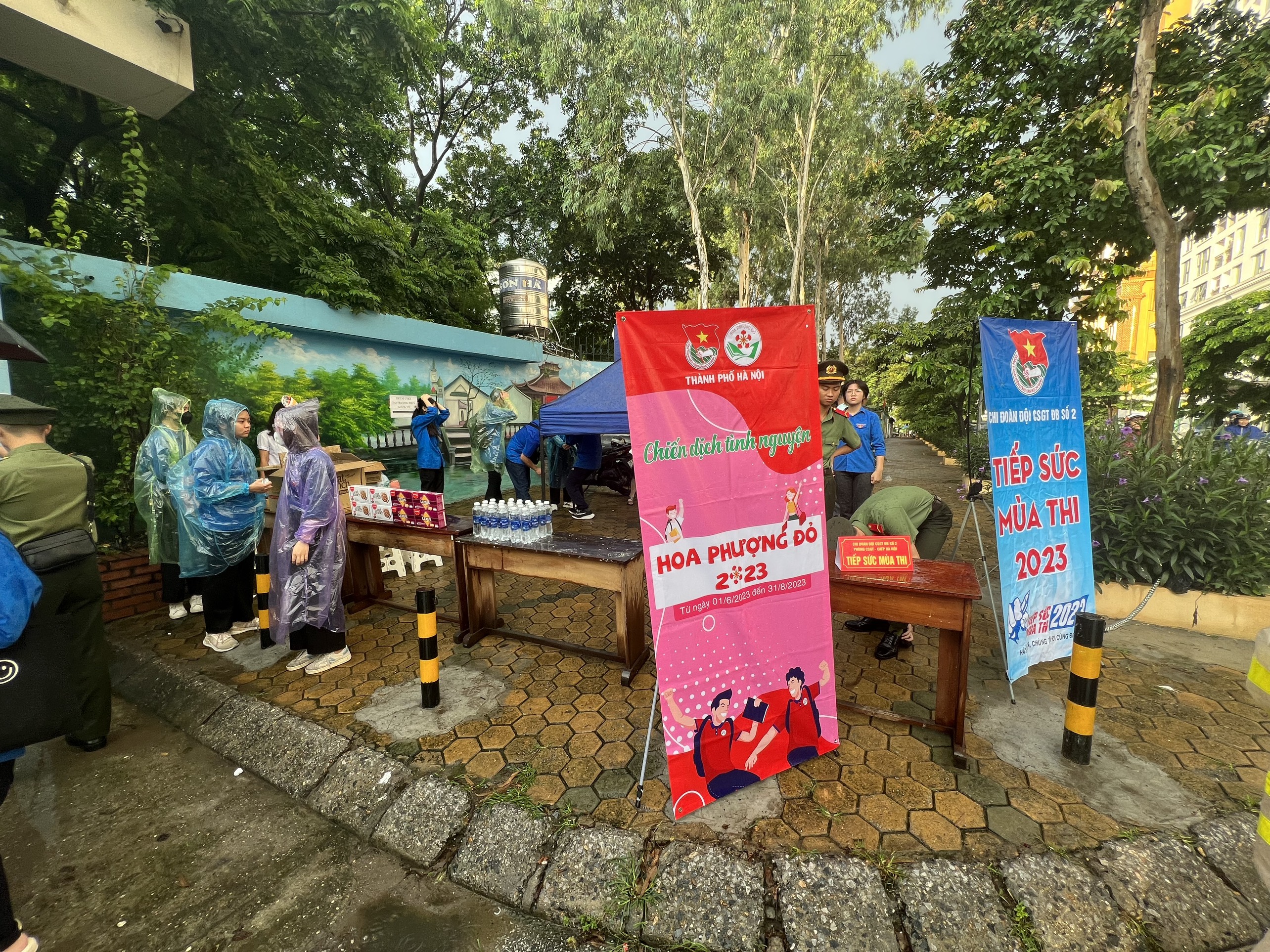 Những hình ảnh đẹp của các thí sinh trong ngày thi tốt nghiệp THPT đầu tiên - ảnh 1