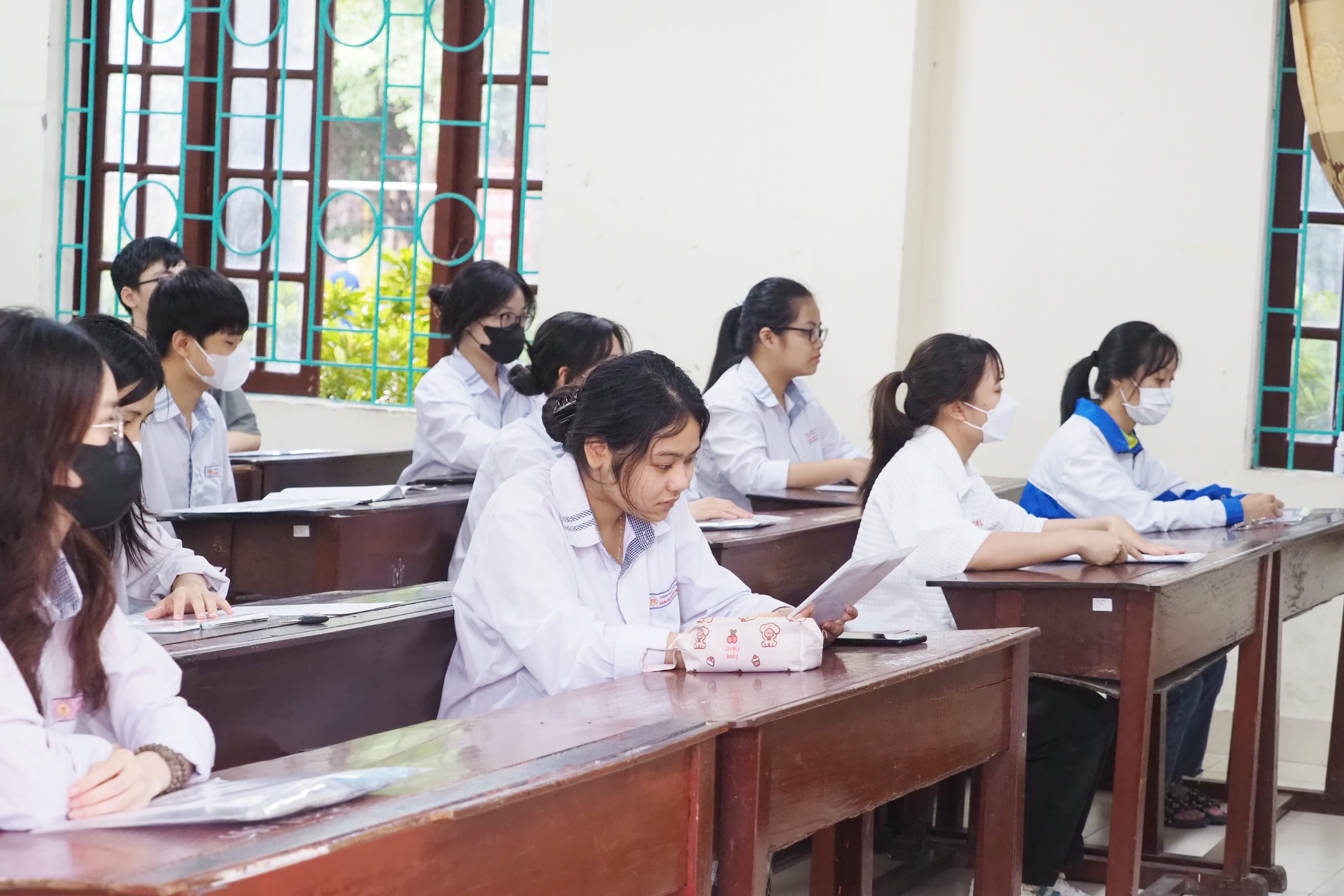 Phát tán đề thi môn Ngữ văn và Toán: Hành vi vi phạm pháp luật có thể bị xử phạt hành chính hoặc truy cứu trách nhiệm hình sự - ảnh 2