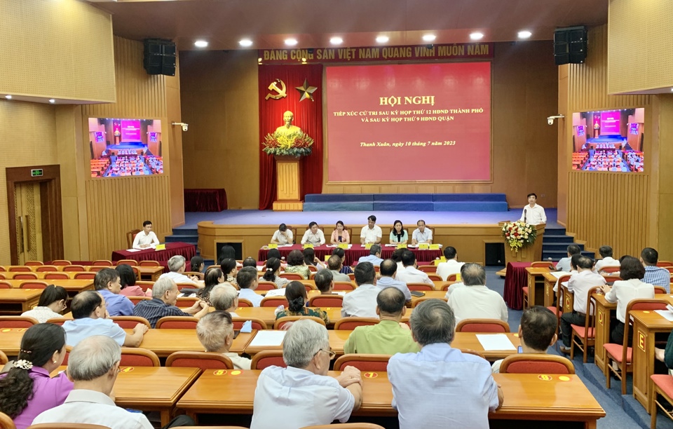 Quang cảnh cuộc tiếp xúc cử tri