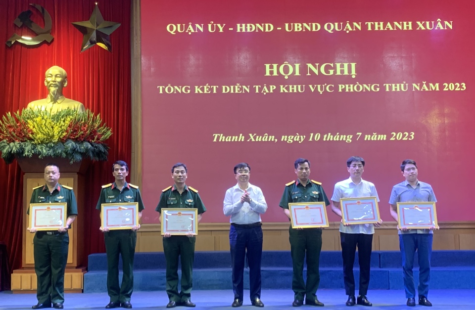 Quận Thanh Xuân: Khen thưởng 71 tập thể, cá nhân diễn tập khu vực phòng thủ - ảnh 2
