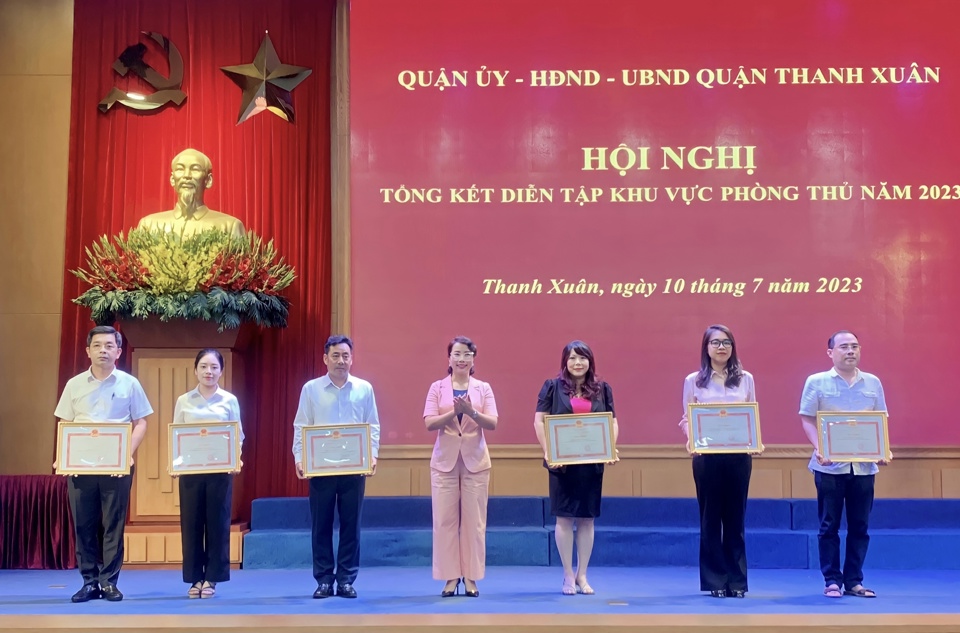 Quận Thanh Xuân: Khen thưởng 71 tập thể, cá nhân diễn tập khu vực phòng thủ - ảnh 1