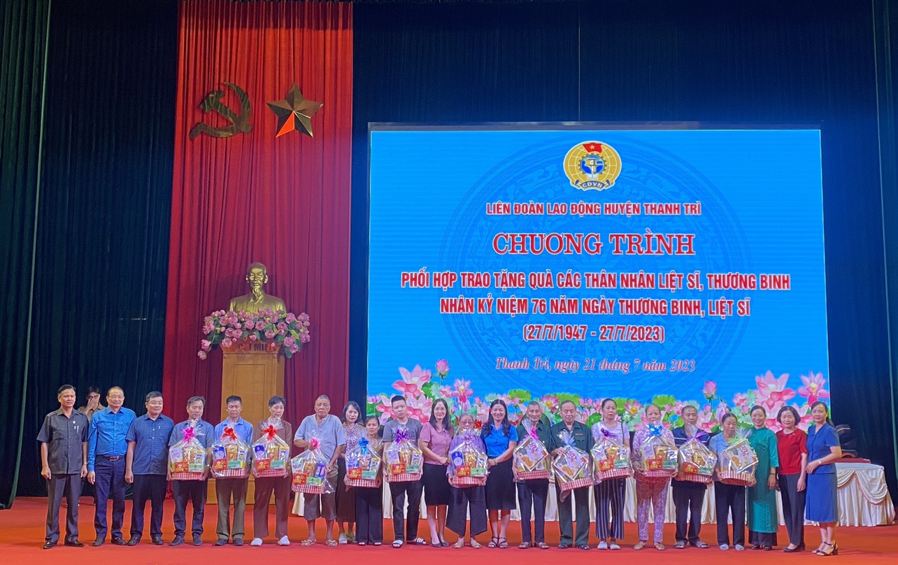 Huyện Thanh Trì: Tặng quà 80 thân thân của liệt sĩ, các thương bệnh binh có hoàn cảnh khó khăn - ảnh 1