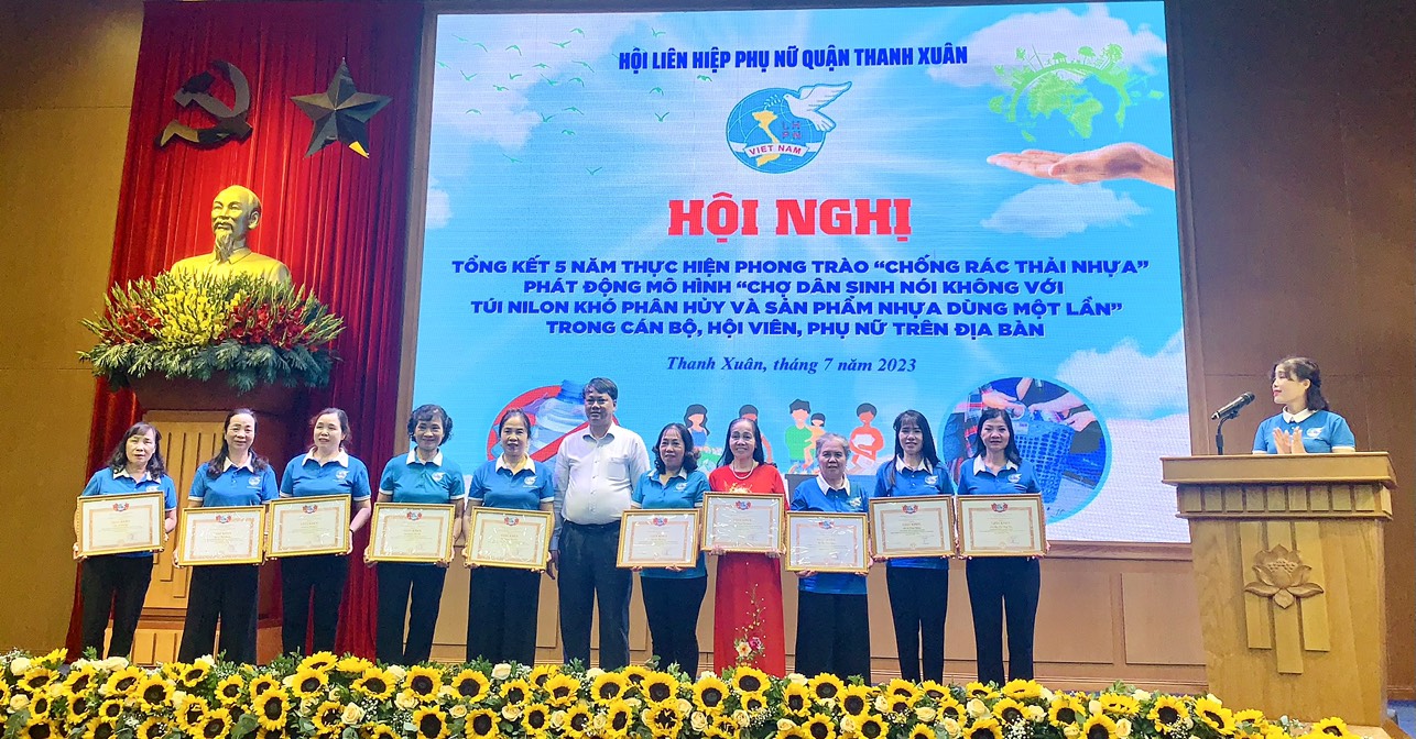 Hội LHPN quận Thanh Xuân: Khen thưởng 11 cá nhân xuất sắc trong phong trào “chống rác thải nhựa” giai đoạn 2018-2023 - ảnh 4