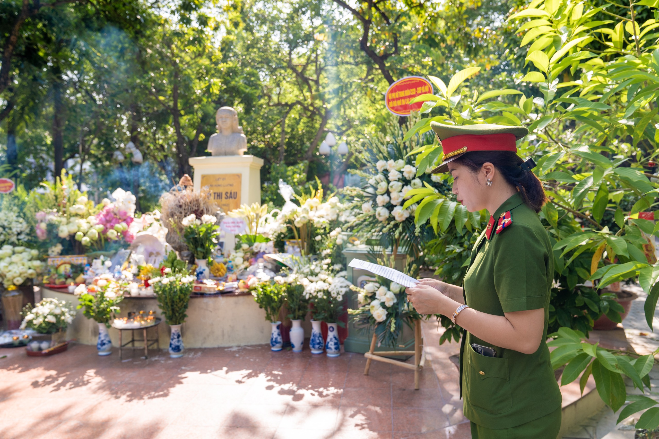 Dâng hương tưởng nhớ và tri ân công lao của các anh hùng liệt sỹ - ảnh 2
