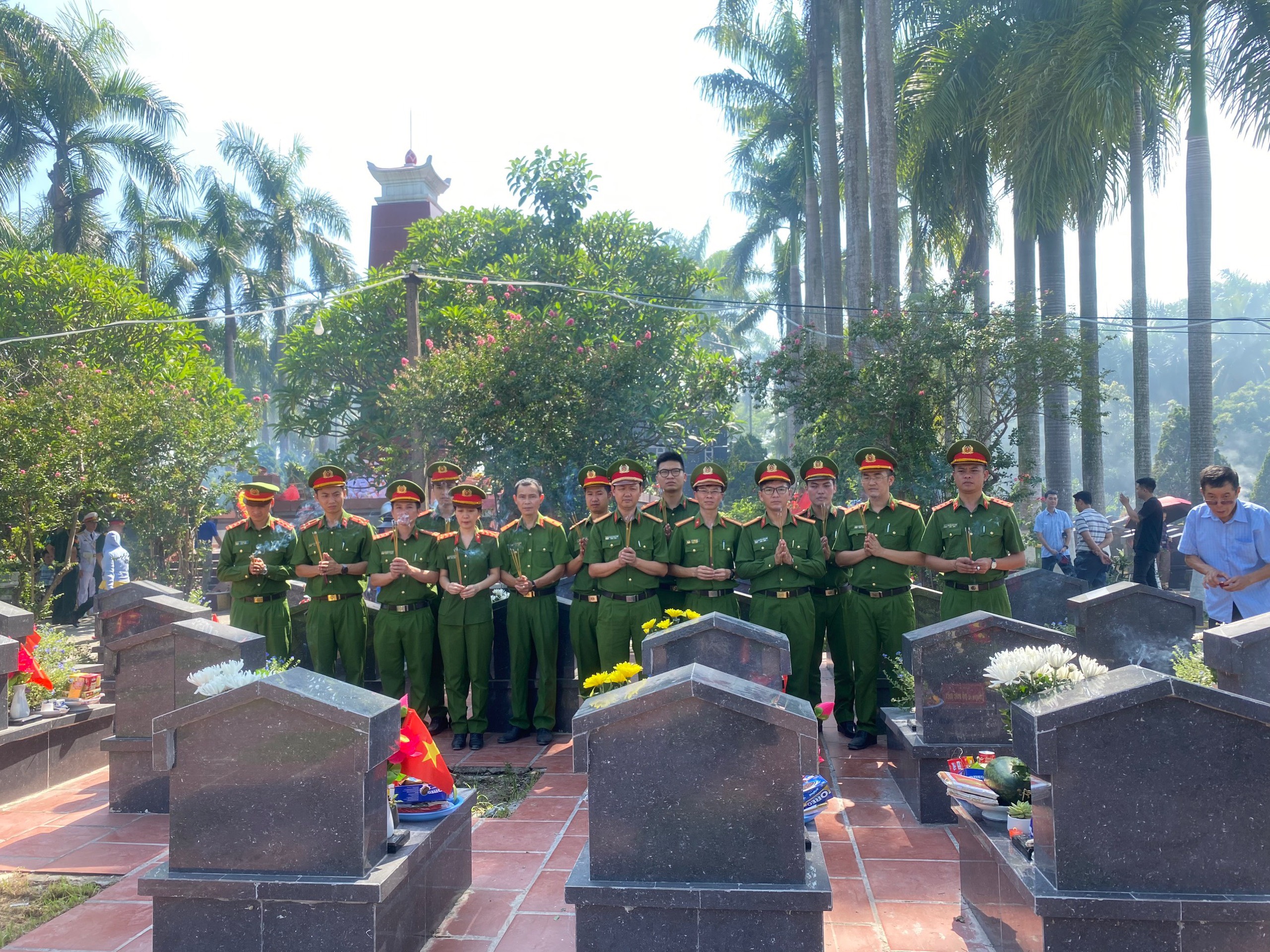 Công an quận Cầu Giấy tri ân các anh hùng liệt sĩ - ảnh 1