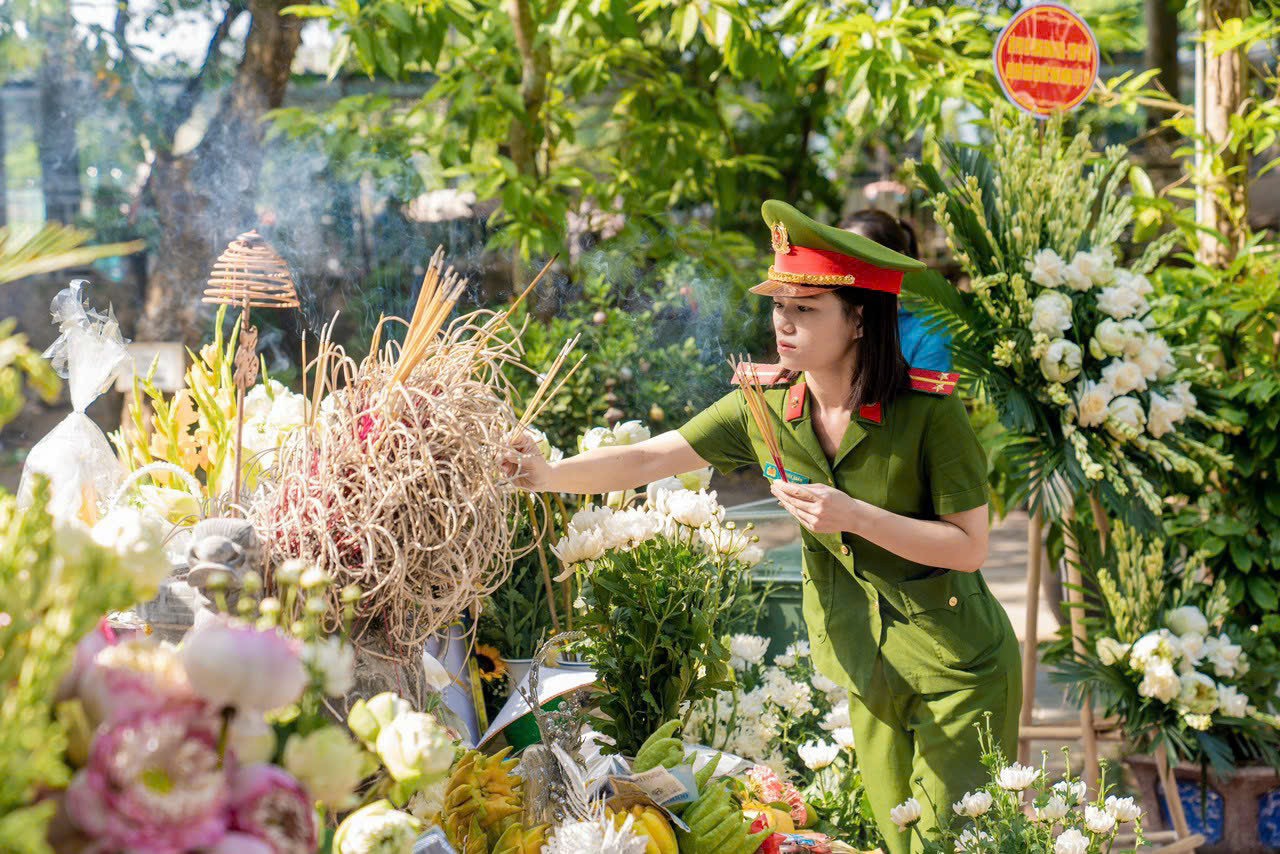 Dâng hương tưởng nhớ và tri ân công lao của các anh hùng liệt sỹ - ảnh 3