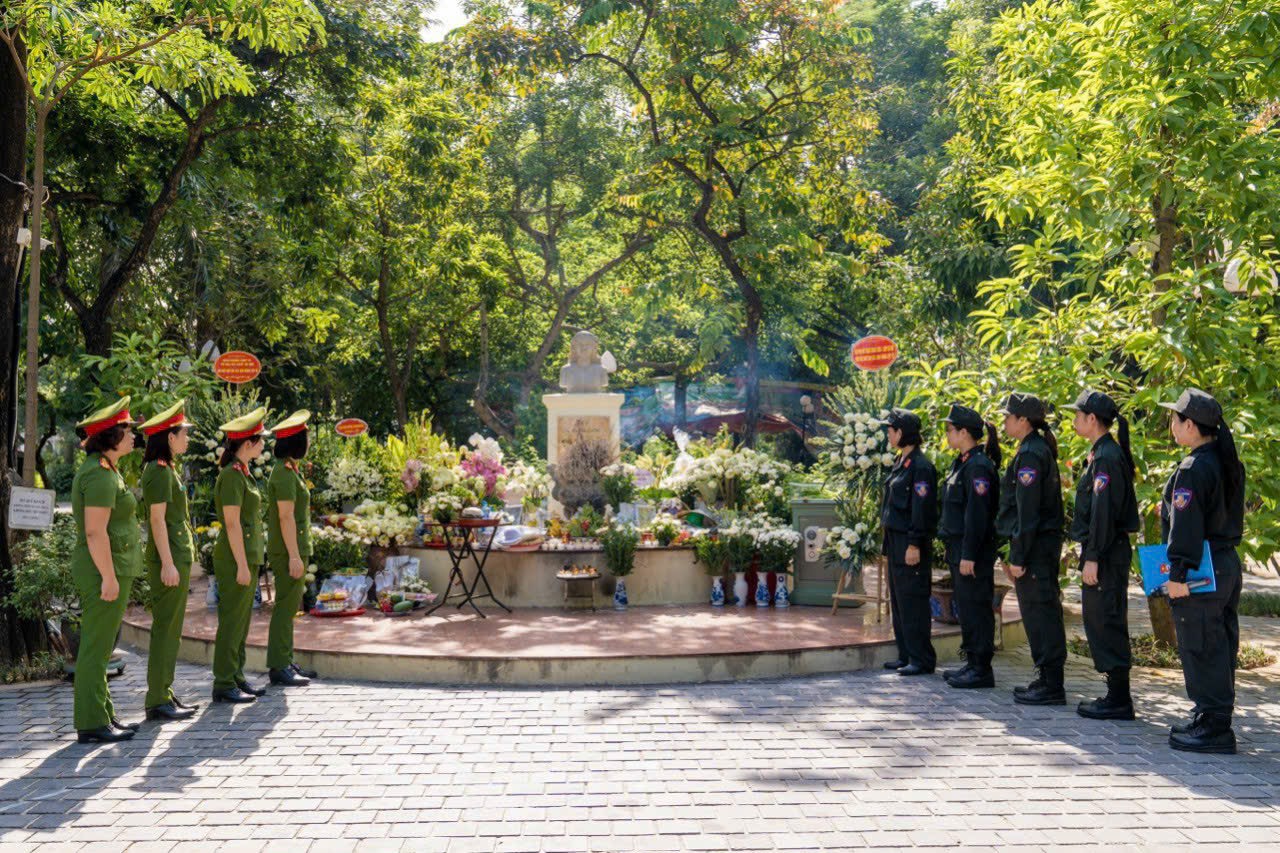 Dâng hương tưởng nhớ và tri ân công lao của các anh hùng liệt sỹ - ảnh 1