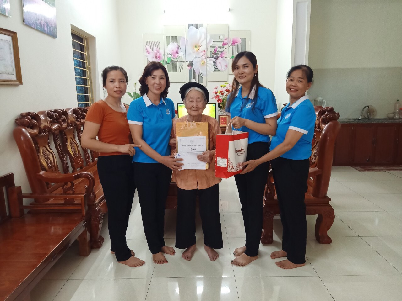 Hội LHPN huyện Thanh Trì: Tri ân và tặng quà người có công, các gia đình chính sách - ảnh 8