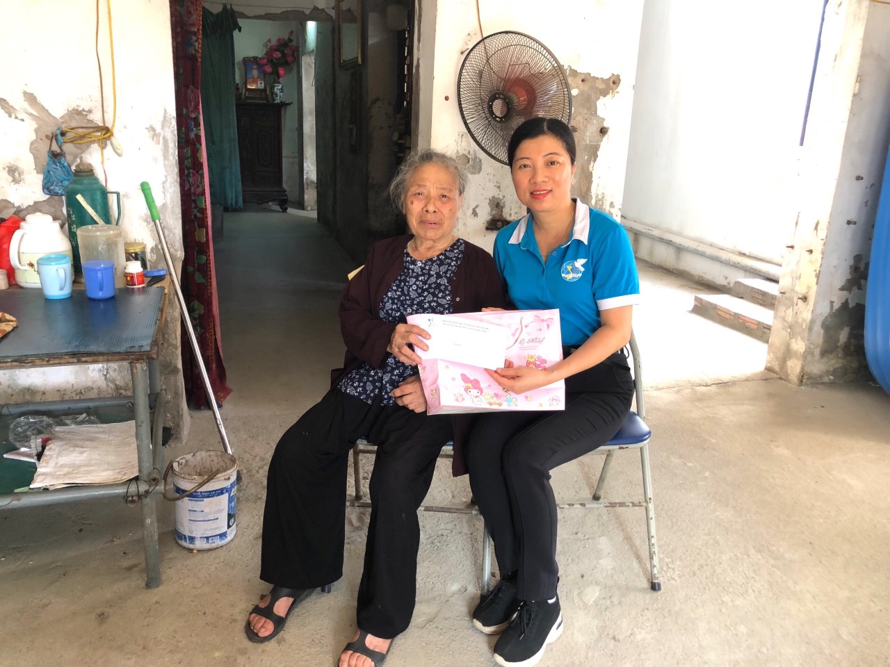Hội LHPN huyện Thanh Trì: Tri ân và tặng quà người có công, các gia đình chính sách - ảnh 3