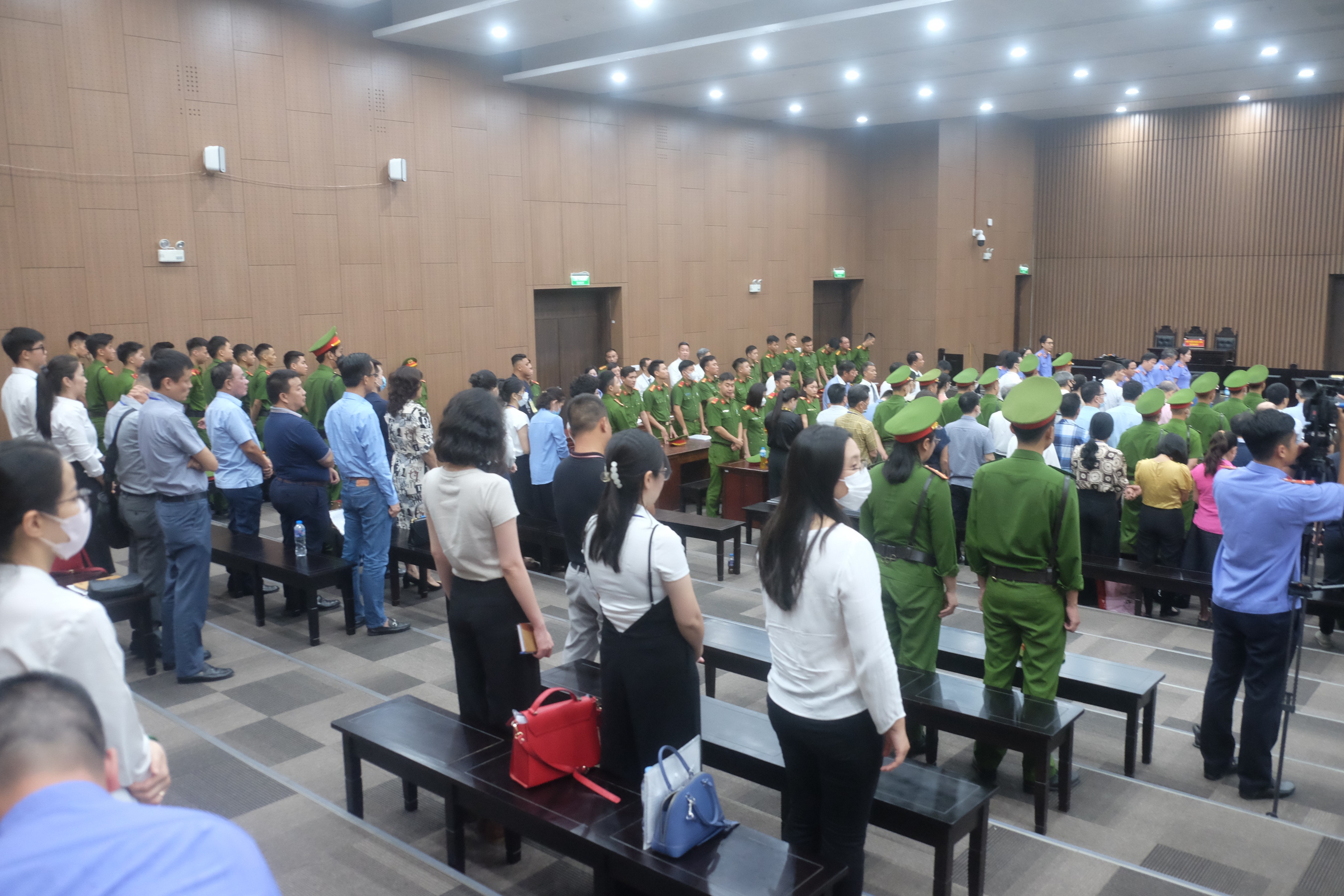 Tuyên án các bị cáo vụ “Chuyến bay giải cứu“: Cựu Thư ký Thứ trưởng Bộ Y tế Phạm Trung Kiên chịu mức án Chung thân - ảnh 2