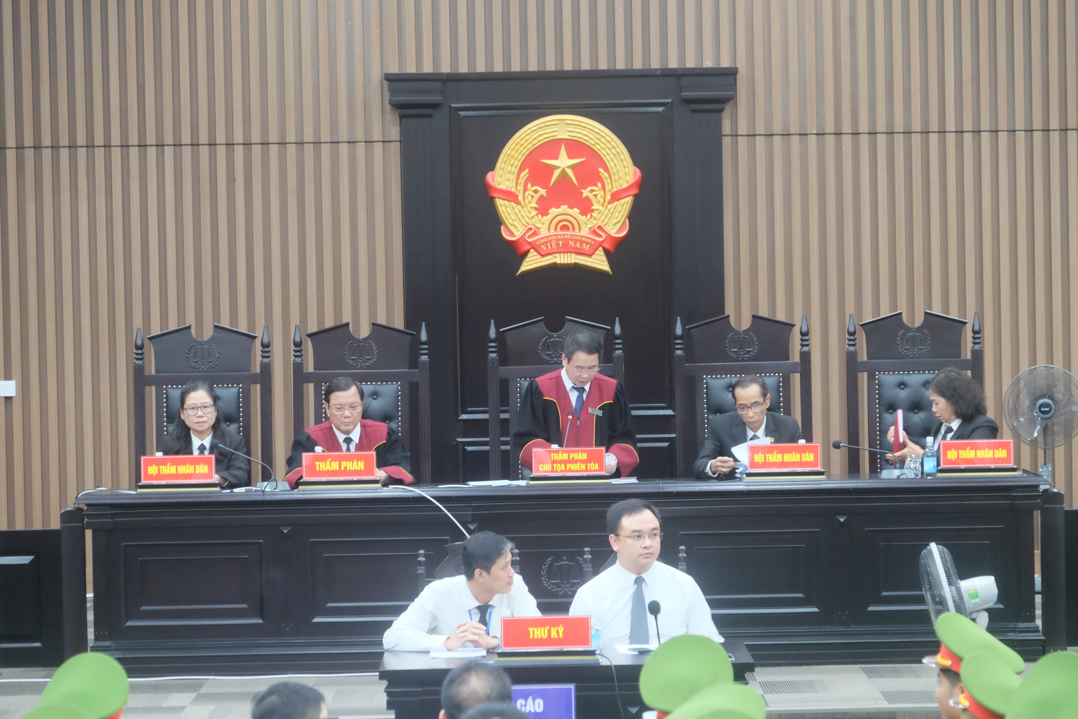 Tuyên án các bị cáo vụ “Chuyến bay giải cứu“: Cựu Thư ký Thứ trưởng Bộ Y tế Phạm Trung Kiên chịu mức án Chung thân - ảnh 1