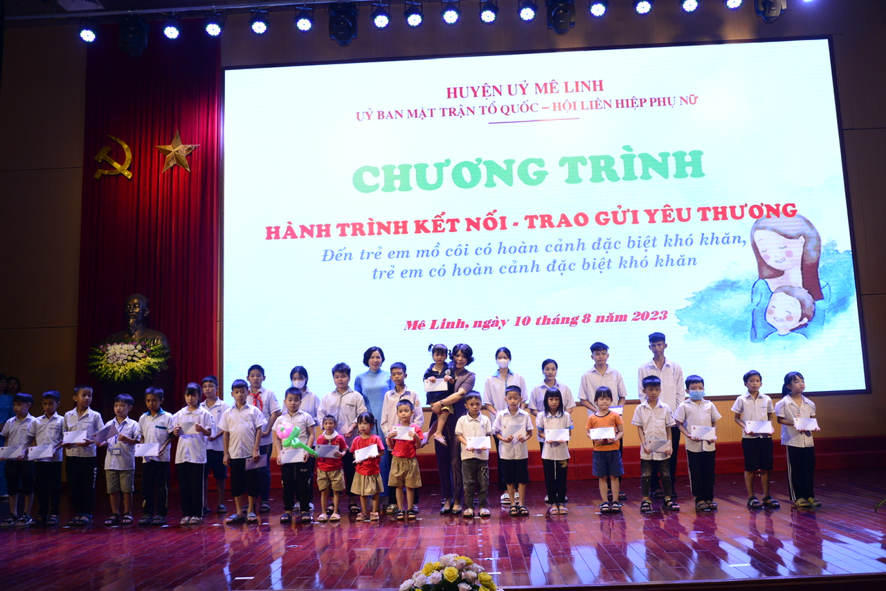 Huyện Mê Linh: Trao kinh phí đỡ đầu cho 140 trẻ em mồ côi, trẻ em có hoàn cảnh khó khăn - ảnh 7