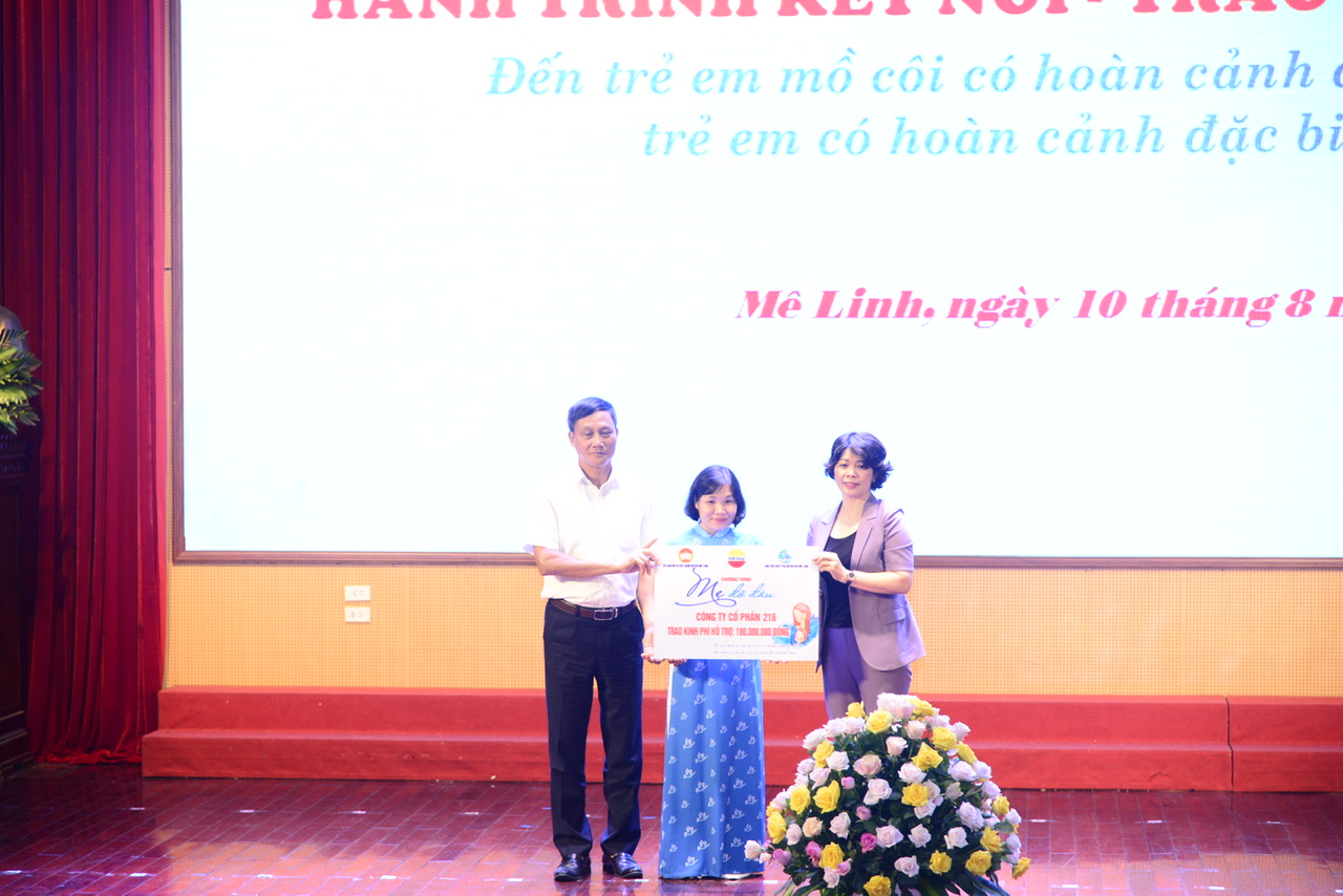 Huyện Mê Linh: Trao kinh phí đỡ đầu cho 140 trẻ em mồ côi, trẻ em có hoàn cảnh khó khăn - ảnh 3