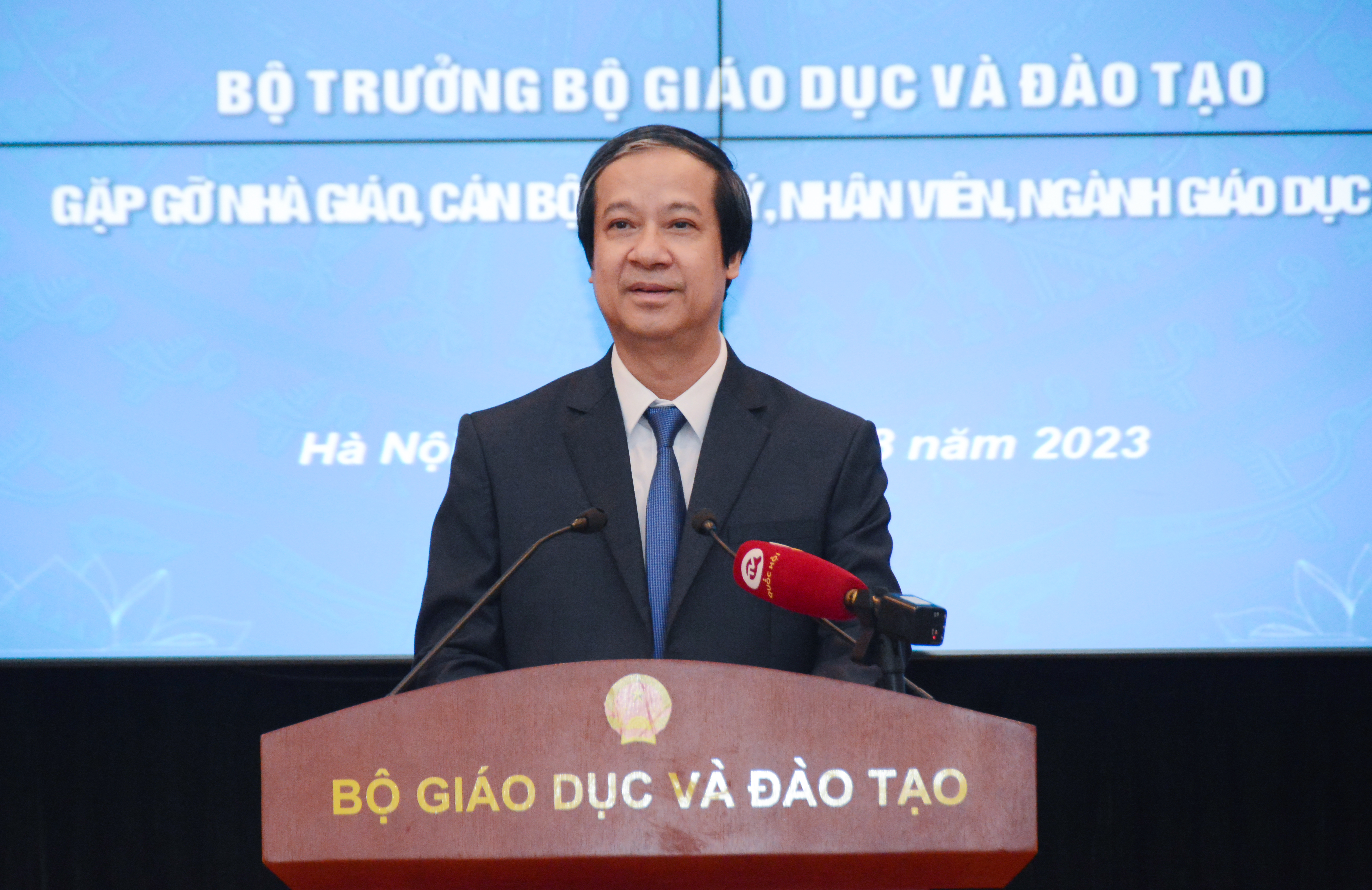 Bộ trưởng Bộ Giáo dục và Đào tạo gặp mặt, đối thoại với cán bộ, nhân viên giáo dục: Trên 6.500 câu hỏi chuyển về bằng nhiều kênh - ảnh 1