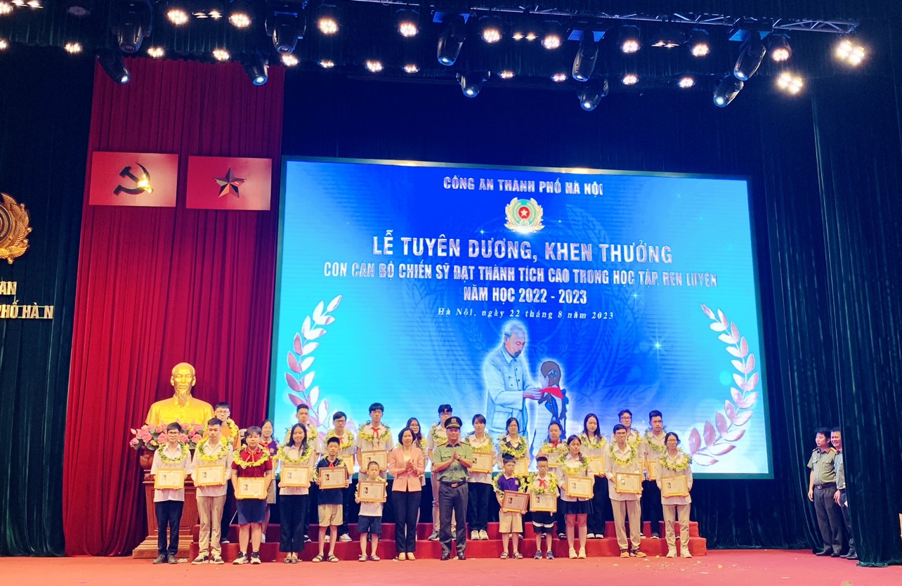 Tuyên dương 167 học sinh tiêu biểu, xuất sắc là con của cán bộ chiến sỹ Công an Hà Nội - ảnh 1