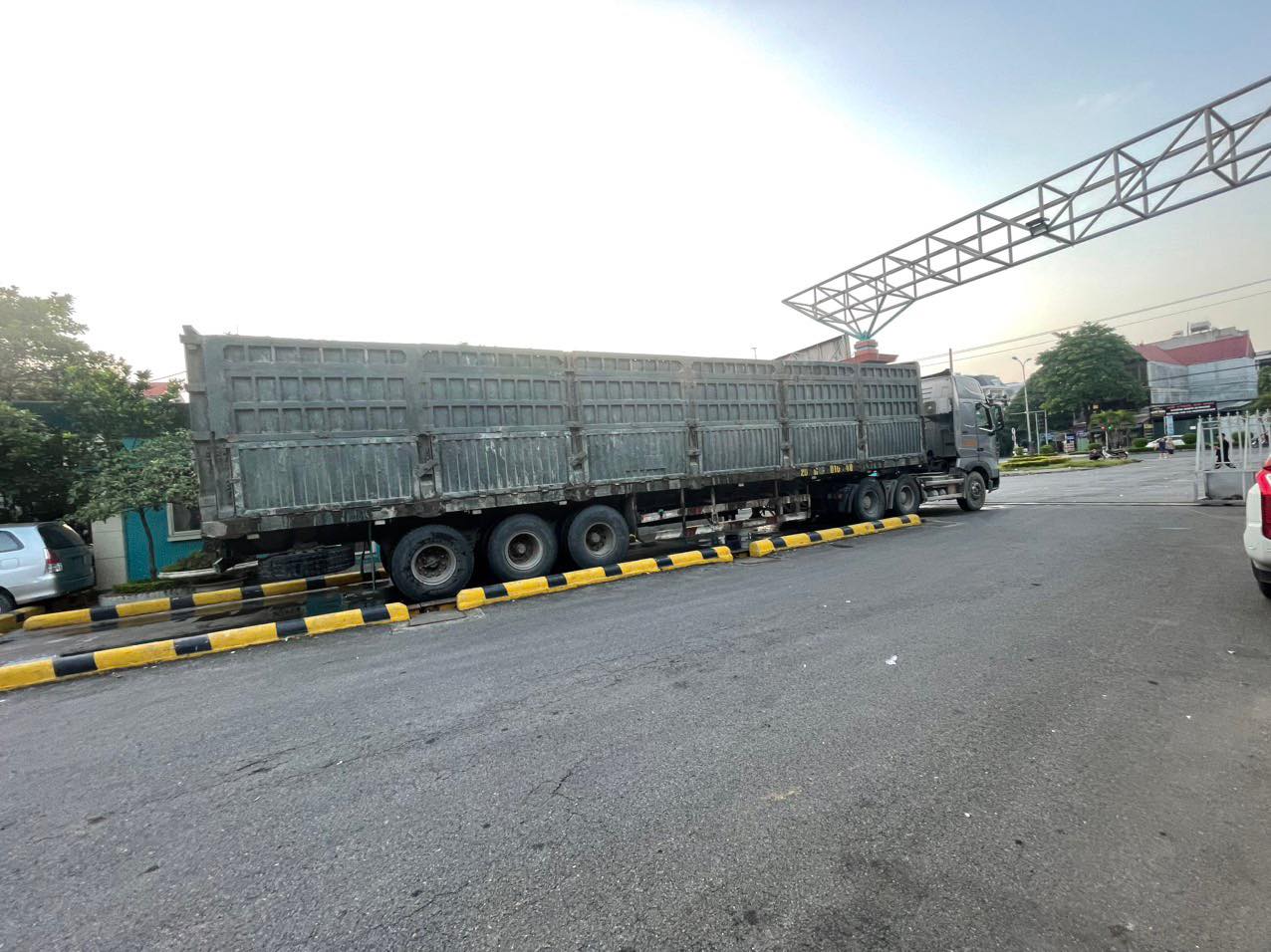 Hà Nội: Xử lý nghiêm xe container hoán cải chở vật liệu xây dựng - ảnh 1
