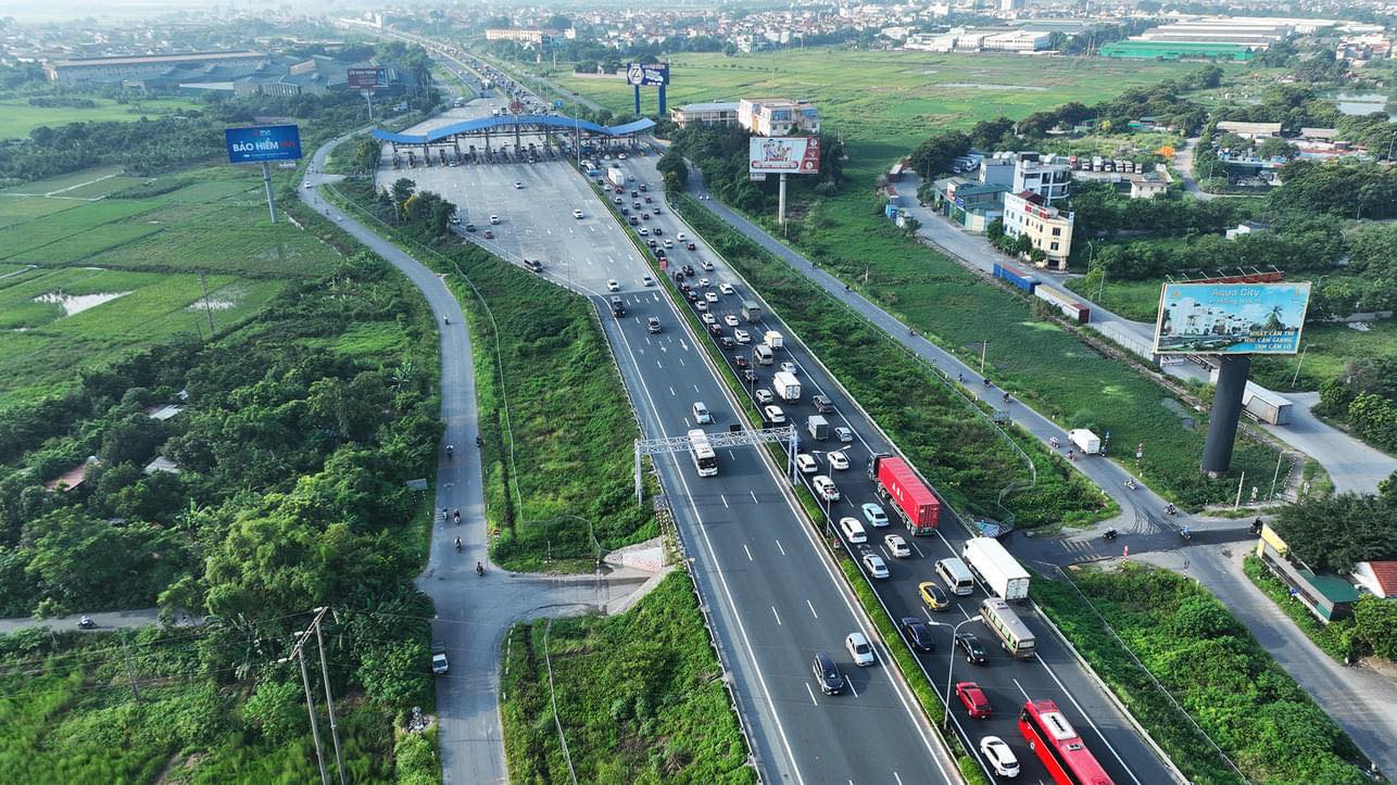 Ùn ứ nhiều  tuyến phố hướng ngoại thành trong ngày đầu nghỉ lễ - ảnh 2