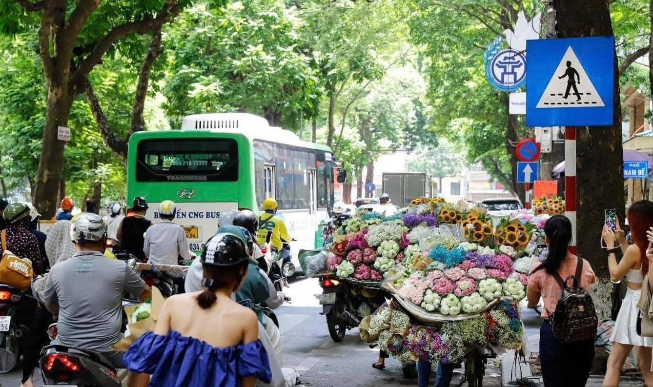 Ùn ứ nhiều  tuyến phố hướng ngoại thành trong ngày đầu nghỉ lễ - ảnh 3