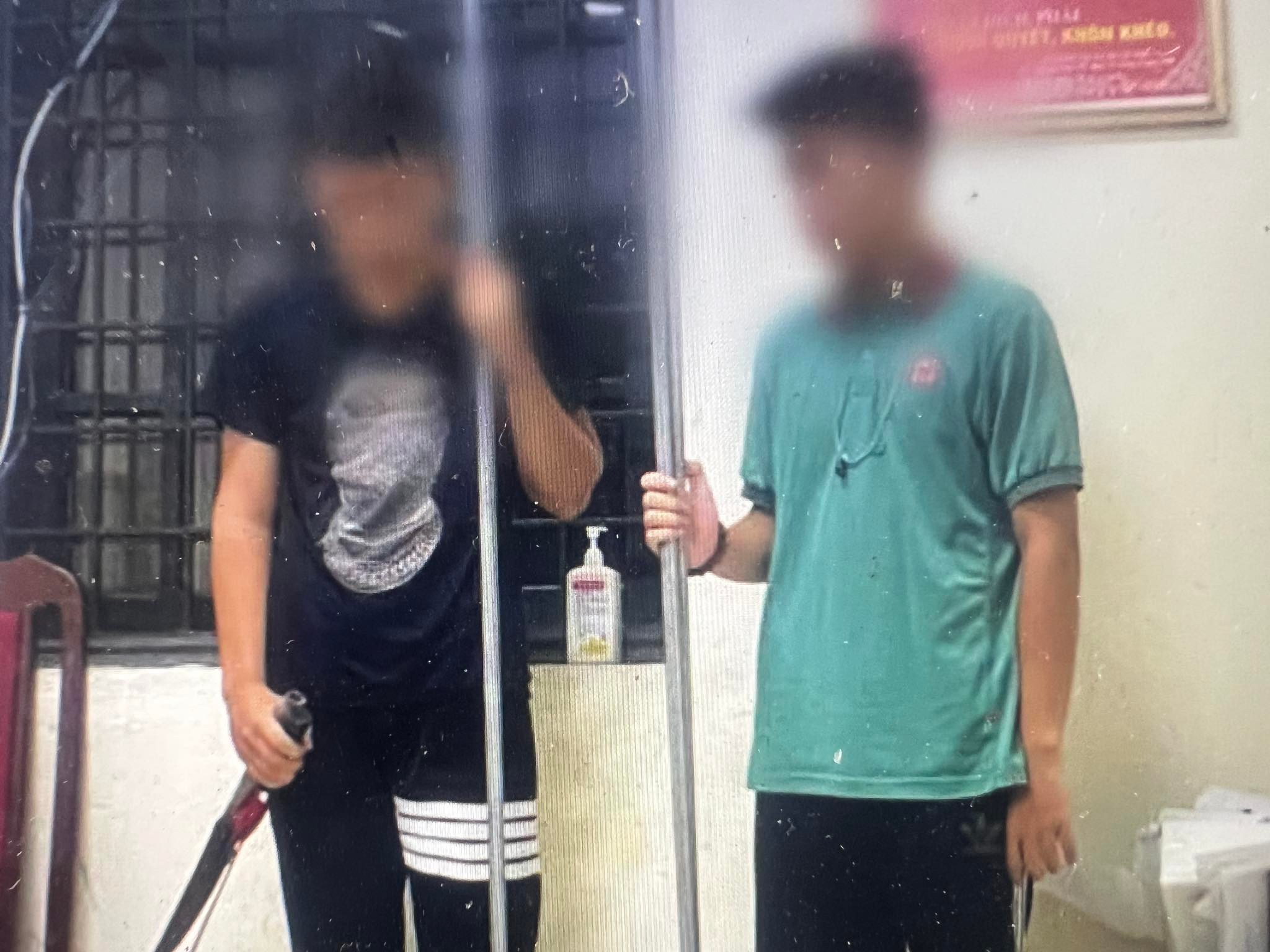Thu giữ nhiều hung khí trong vụ ẩu đả của nhóm thanh thiếu niên - ảnh 1