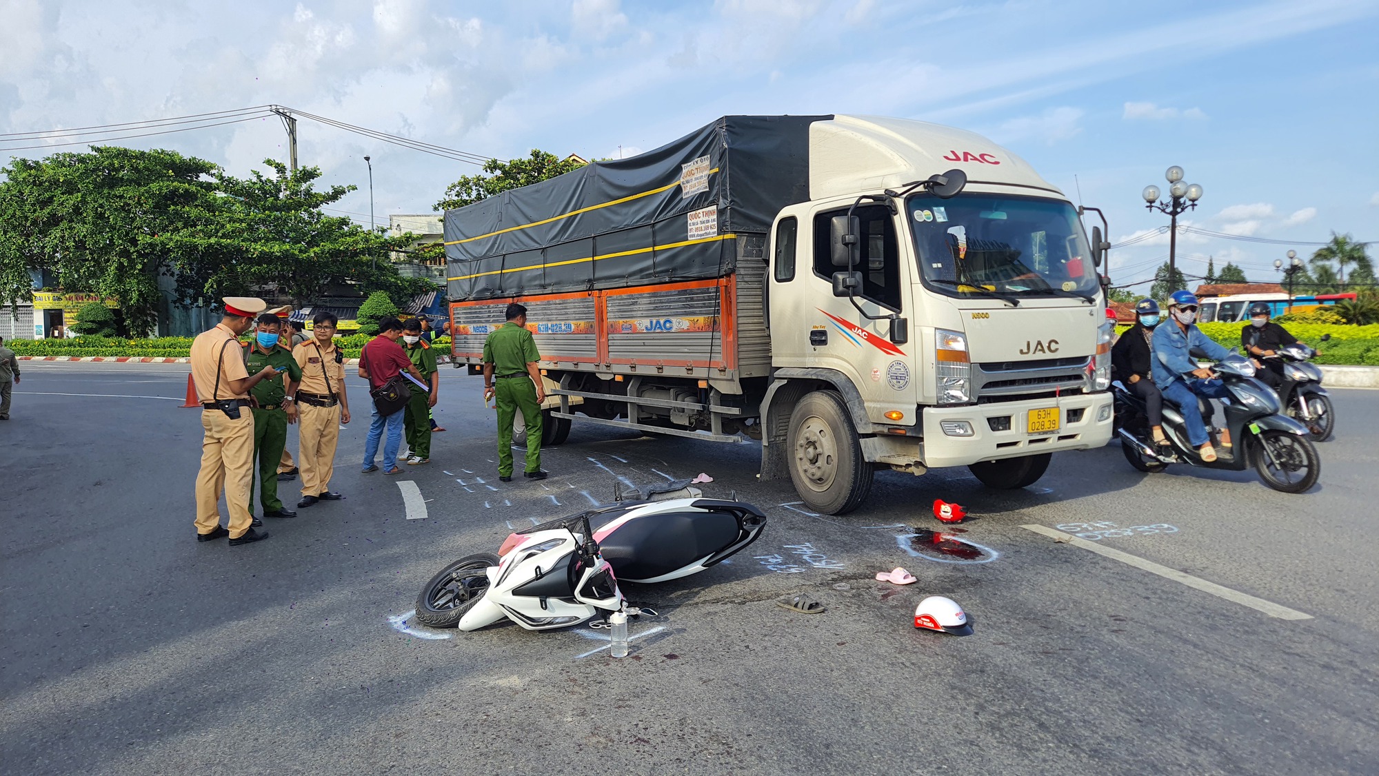 Ngày đầu nghỉ lễ, 35 người thương vong vì tai nạn giao thông - ảnh 1