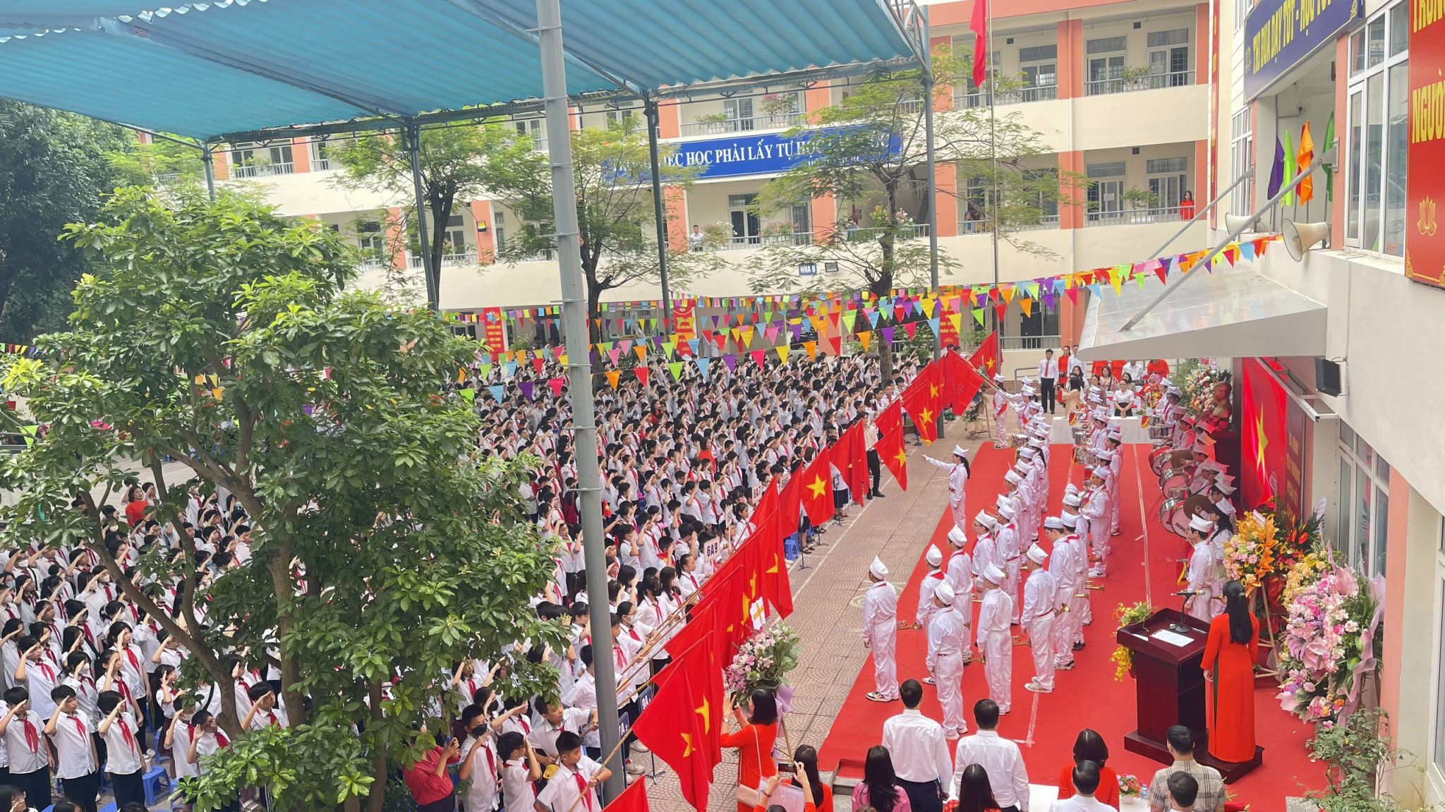 Chào đón năm học mới: Hơn 2,2 triệu học sinh Thủ đô hân hoan dự lễ khai giảng  - ảnh 10