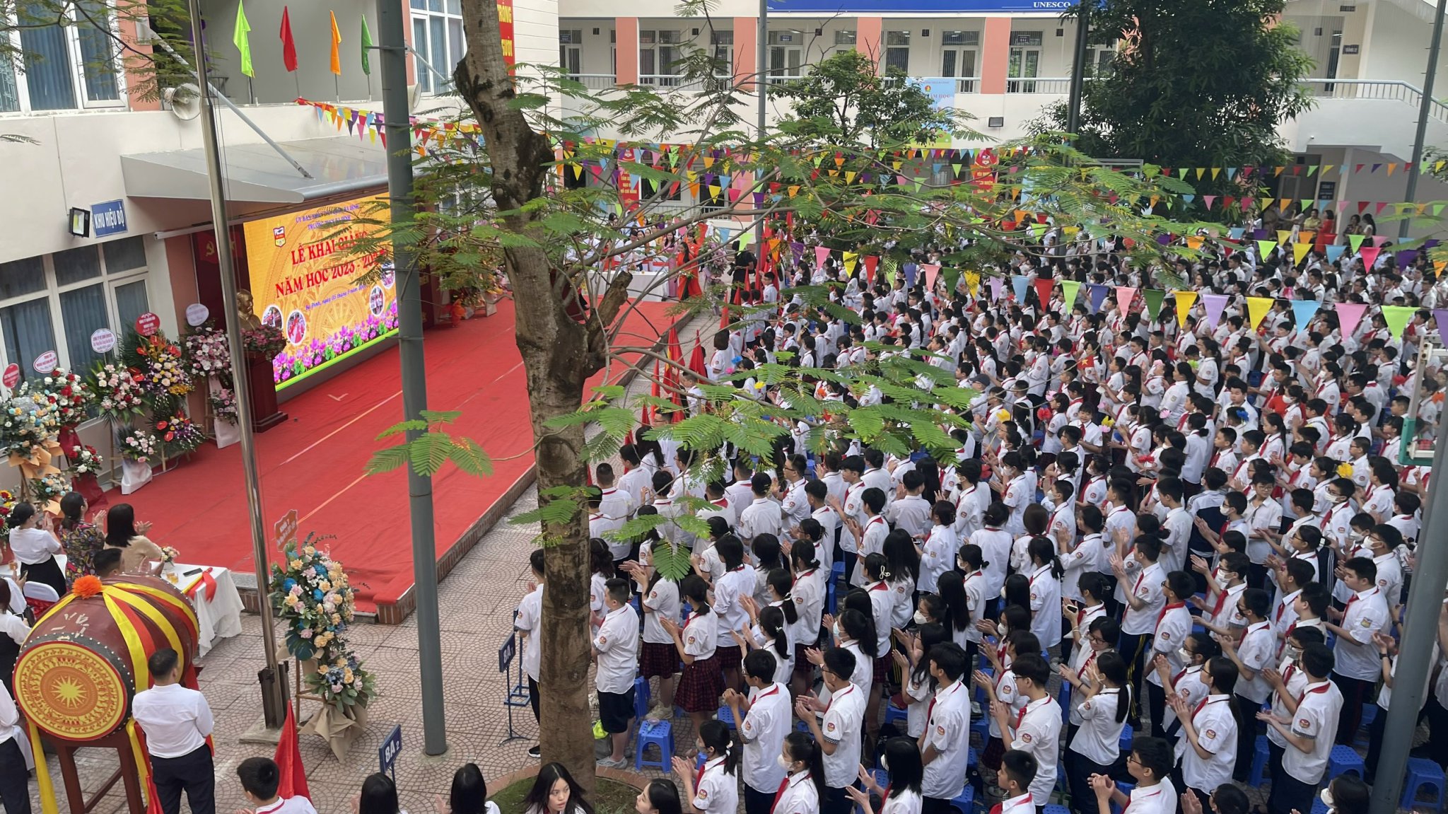 Chào đón năm học mới: Hơn 2,2 triệu học sinh Thủ đô hân hoan dự lễ khai giảng  - ảnh 9