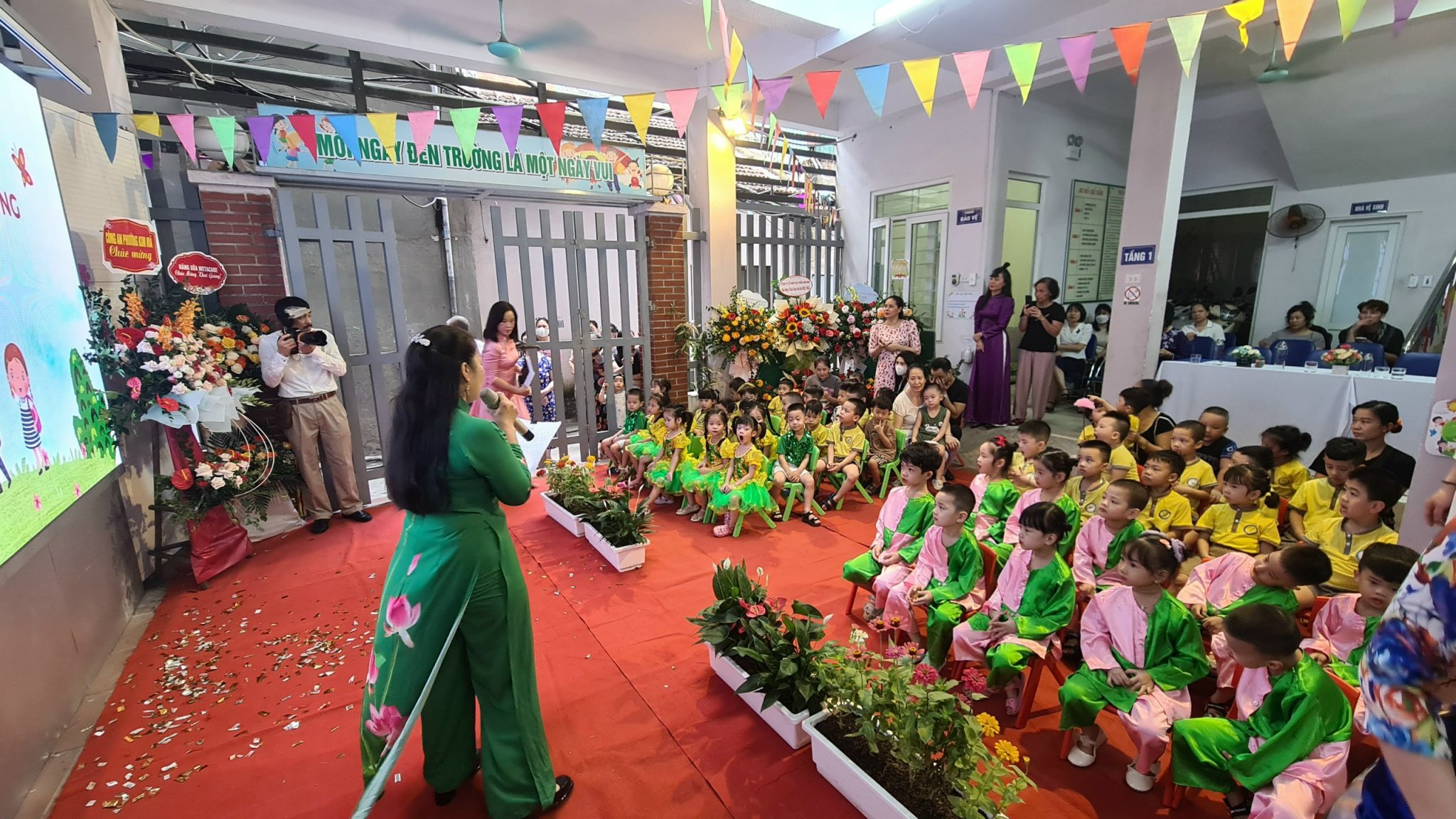 Chào đón năm học mới: Hơn 2,2 triệu học sinh Thủ đô hân hoan dự lễ khai giảng  - ảnh 5