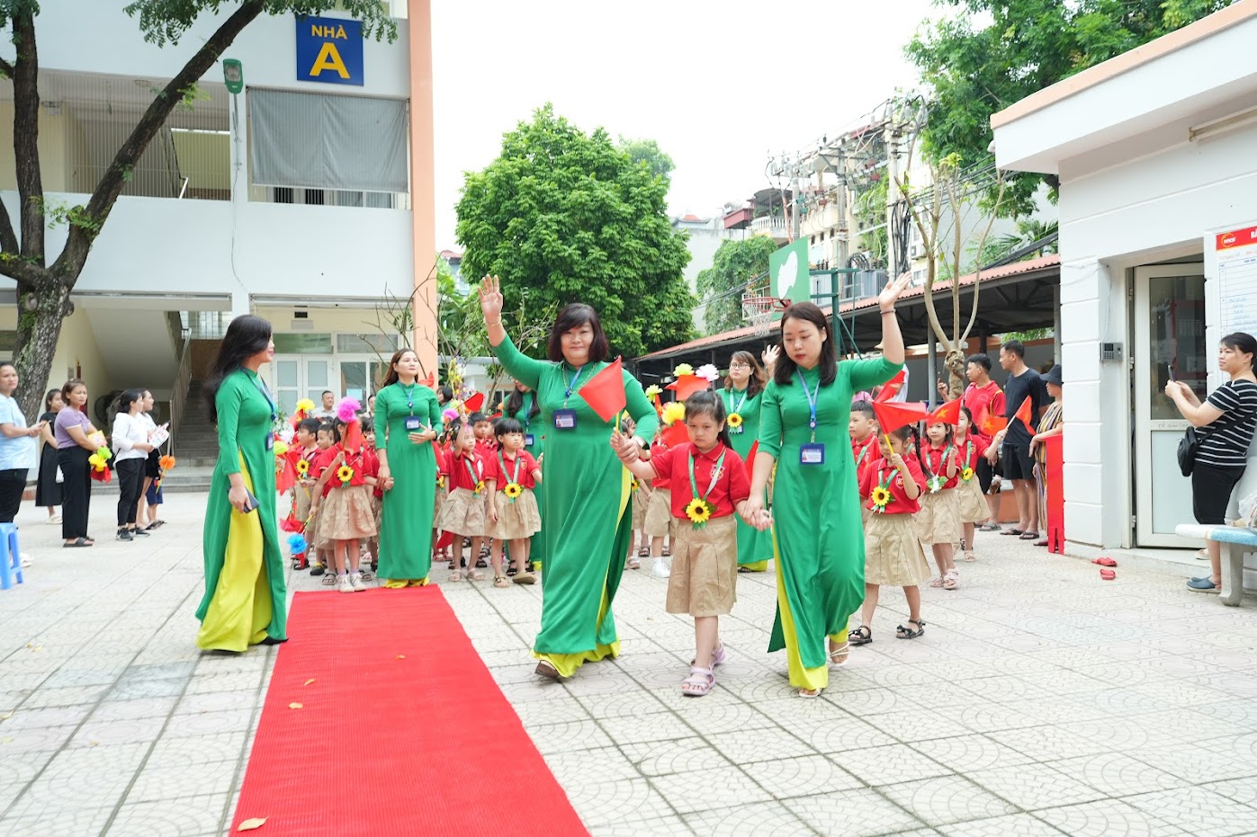 Chào đón năm học mới: Hơn 2,2 triệu học sinh Thủ đô hân hoan dự lễ khai giảng  - ảnh 6