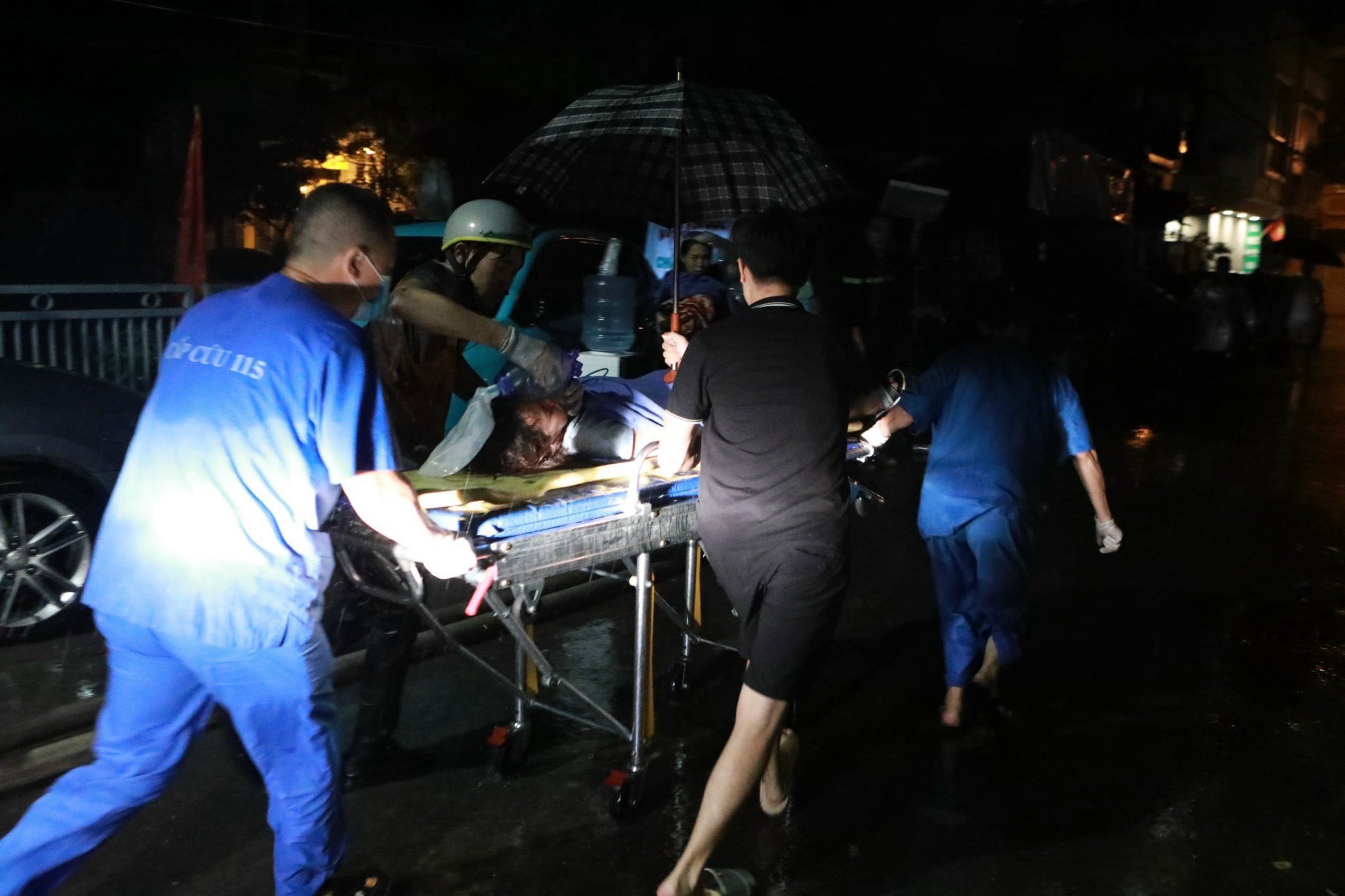 Xuyên đêm chữa cháy, cứu nạn nhân trong vụ cháy lớn ở Khương Hạ - ảnh 2