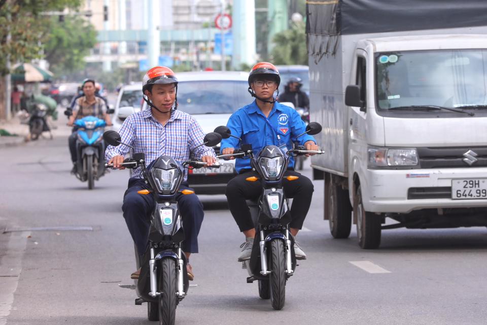 Công an Hà Nội cảnh báo nguy cơ cháy, nổ khi sạc xe điện qua đêm - ảnh 1