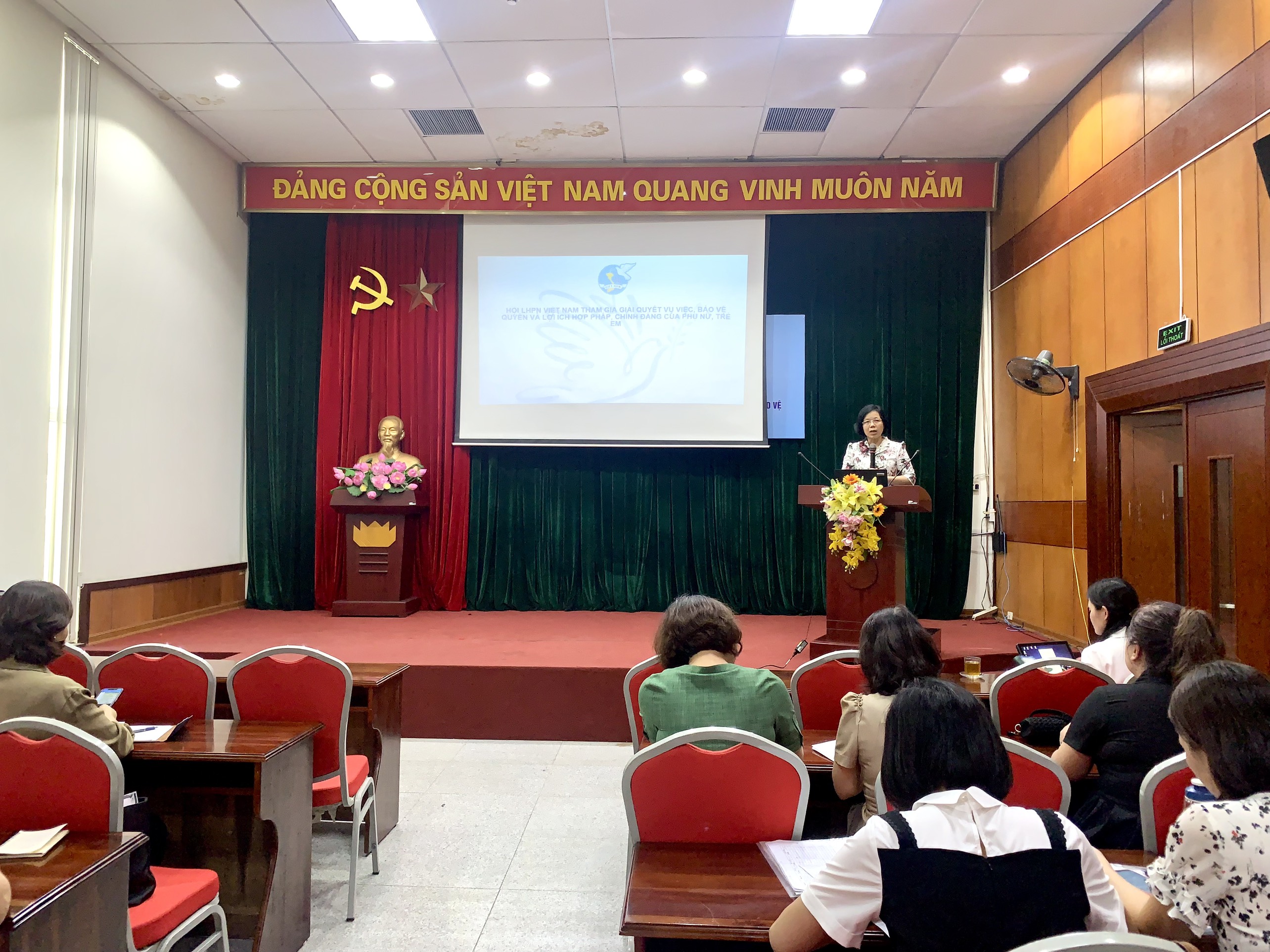 Tập huấn Luật thực hiện dân chủ cơ sở và quy định tham gia giải quyết vụ việc liên quan đến phụ nữ, trẻ em - ảnh 2