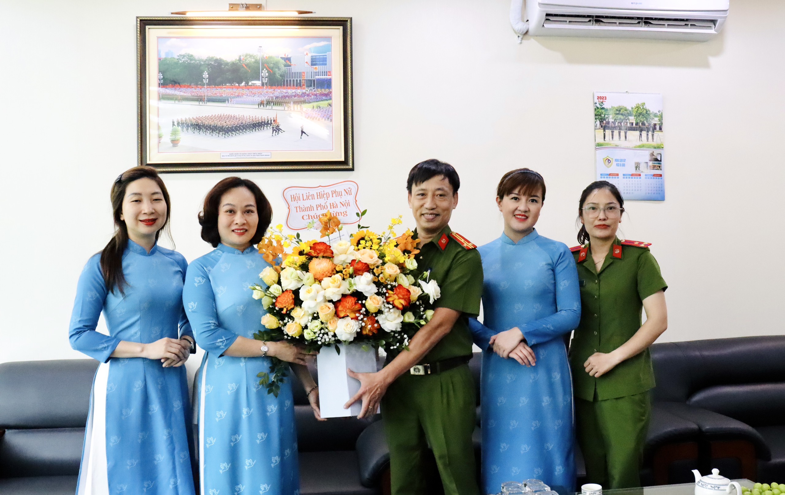 Hội LHPN TP Hà Nội chúc mừng Phòng Cảnh sát PCCC&CNCH Hà Nội nhân kỷ niệm ngày truyền thống của ngành - ảnh 1