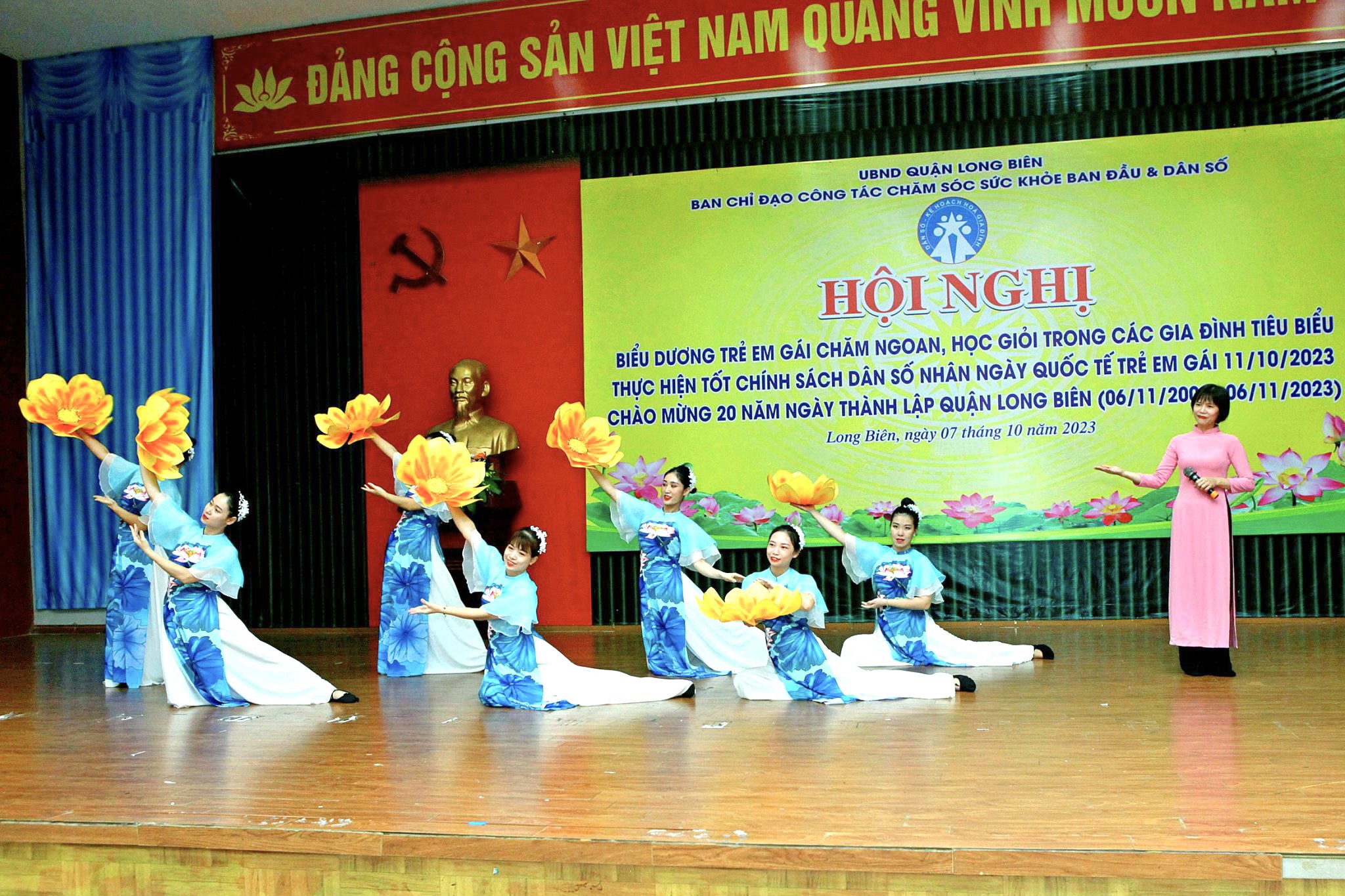Quận Long Biên: Biểu dương trẻ em gái chăm ngoan, học giỏi trong các gia đình tiêu biểu thực hiện tốt chính sách dân số - ảnh 2