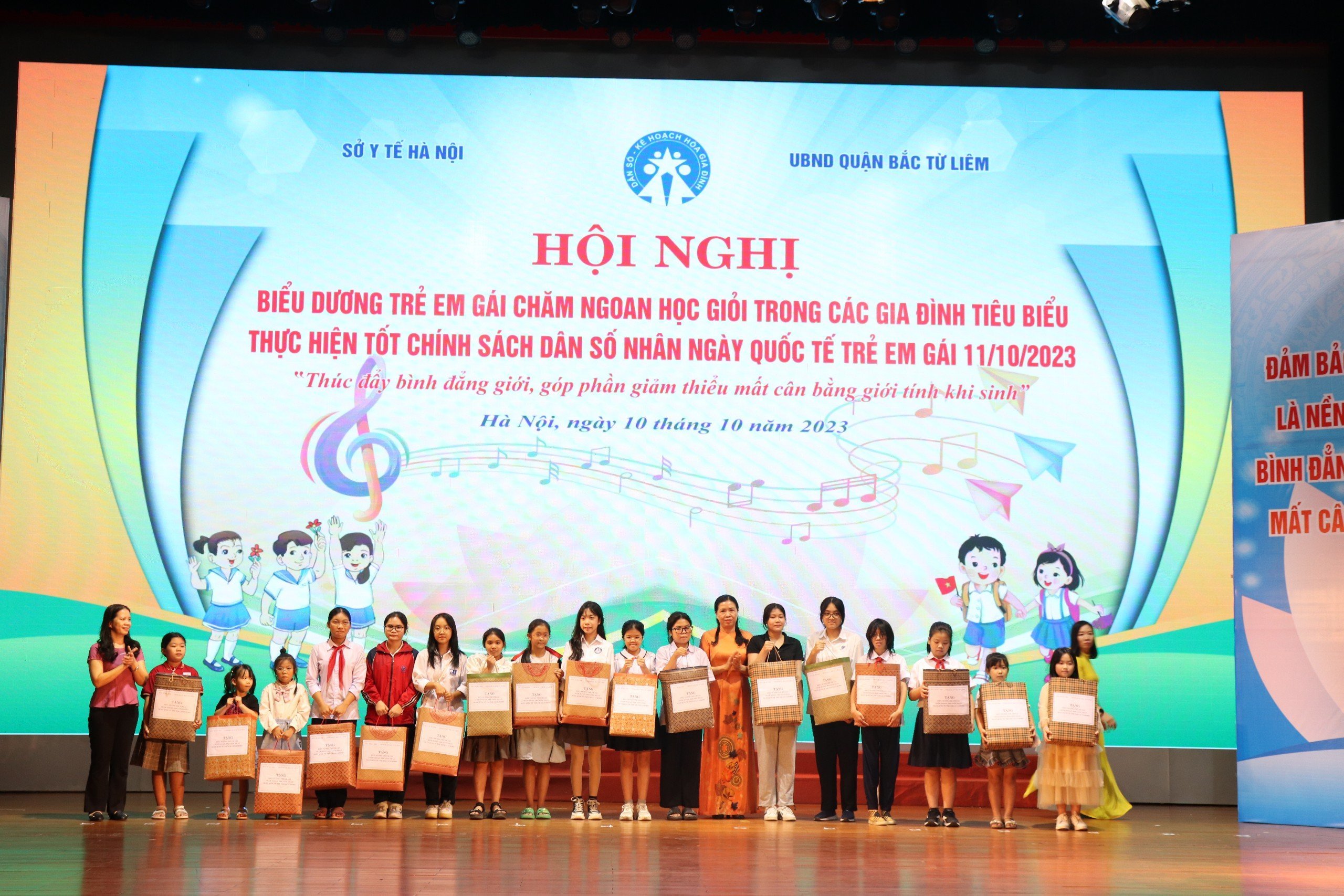 Quận Bắc Từ Liêm gặp mặt, biểu dương 100 trẻ em gái chăm ngoan, học giỏi - ảnh 2