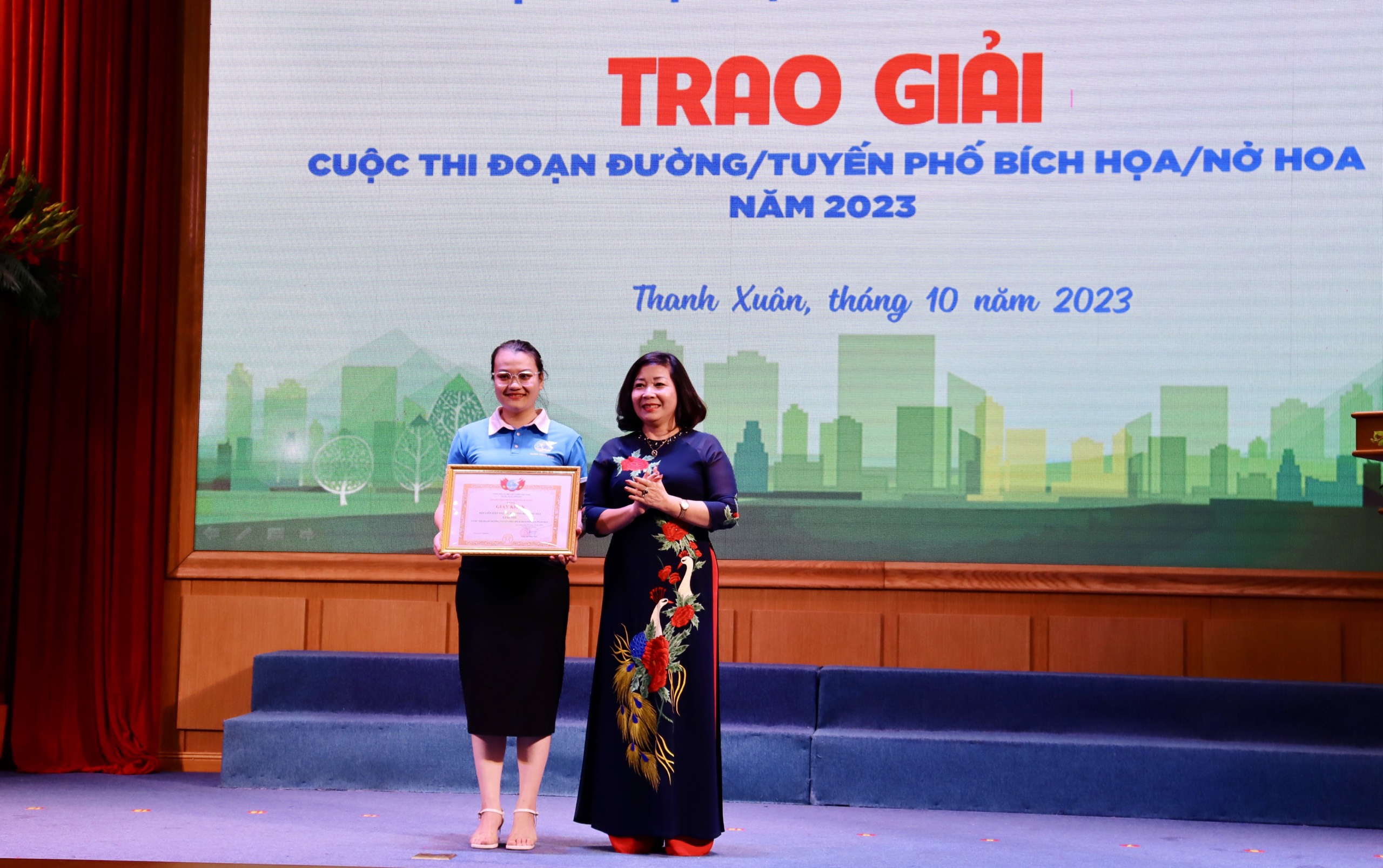 Gặp mặt kỷ niệm ngày thành lập Hội LHPN Việt Nam và trao giải Cuộc thi Đoạn đường/tuyến phố bích họa/nở hoa - ảnh 5