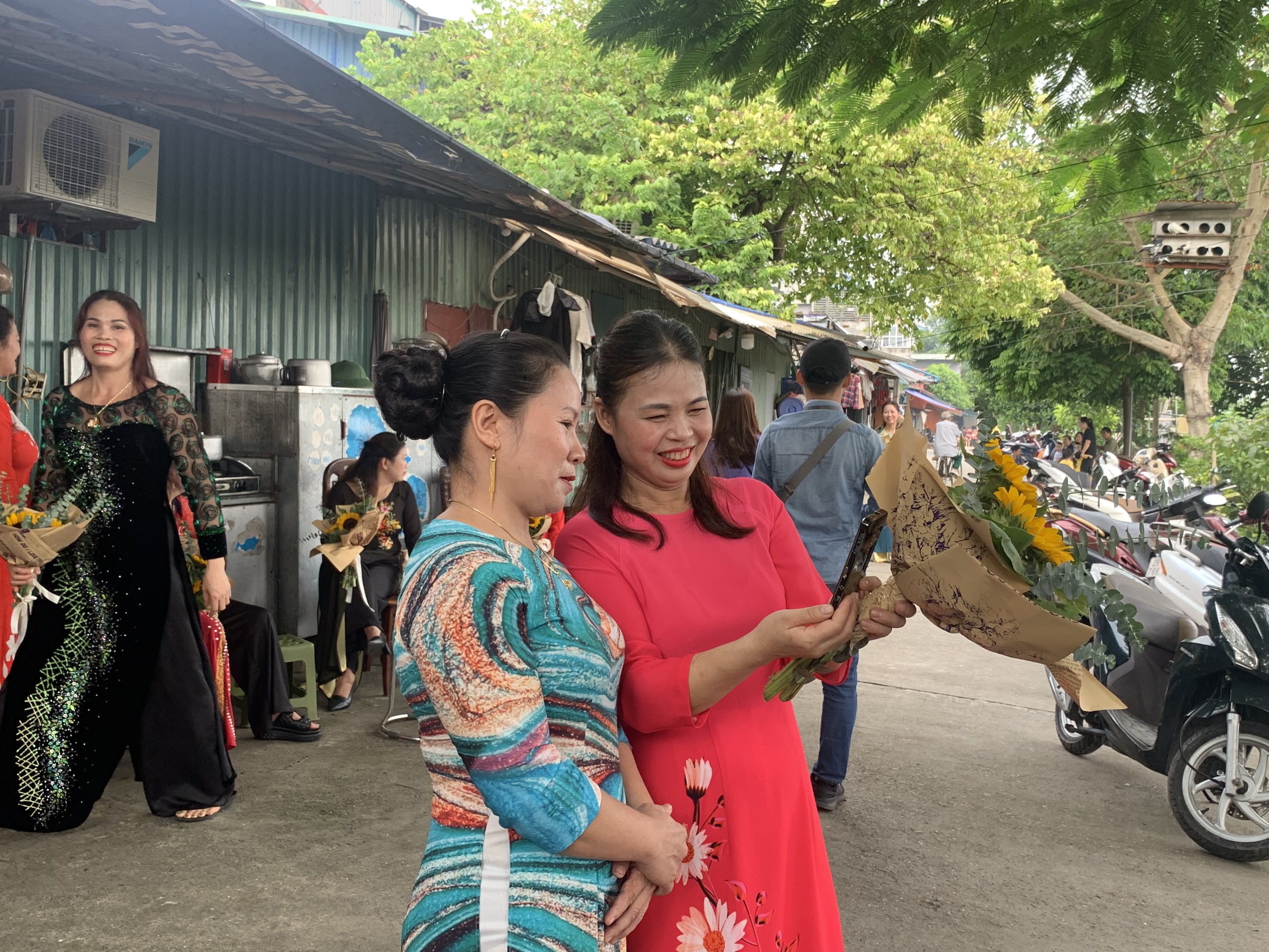Ngày hội “áo dài ven sông” đến với nữ lao động nhập cư - ảnh 10