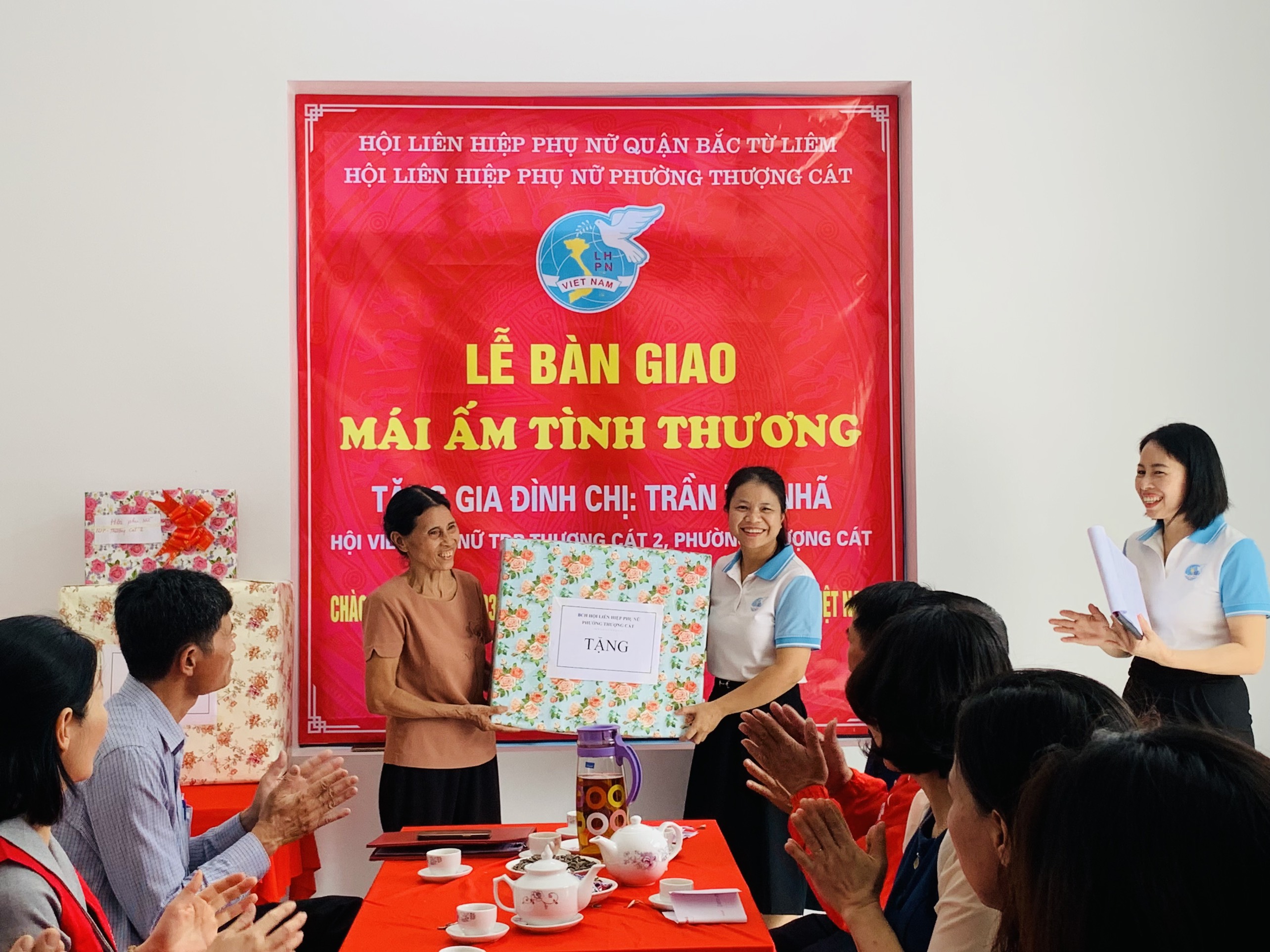 Hội LHPN quận Bắc Từ Liêm: Trao “Mái ấm tình thương” cho gia đình bà Trần Thị Nhã - ảnh 9
