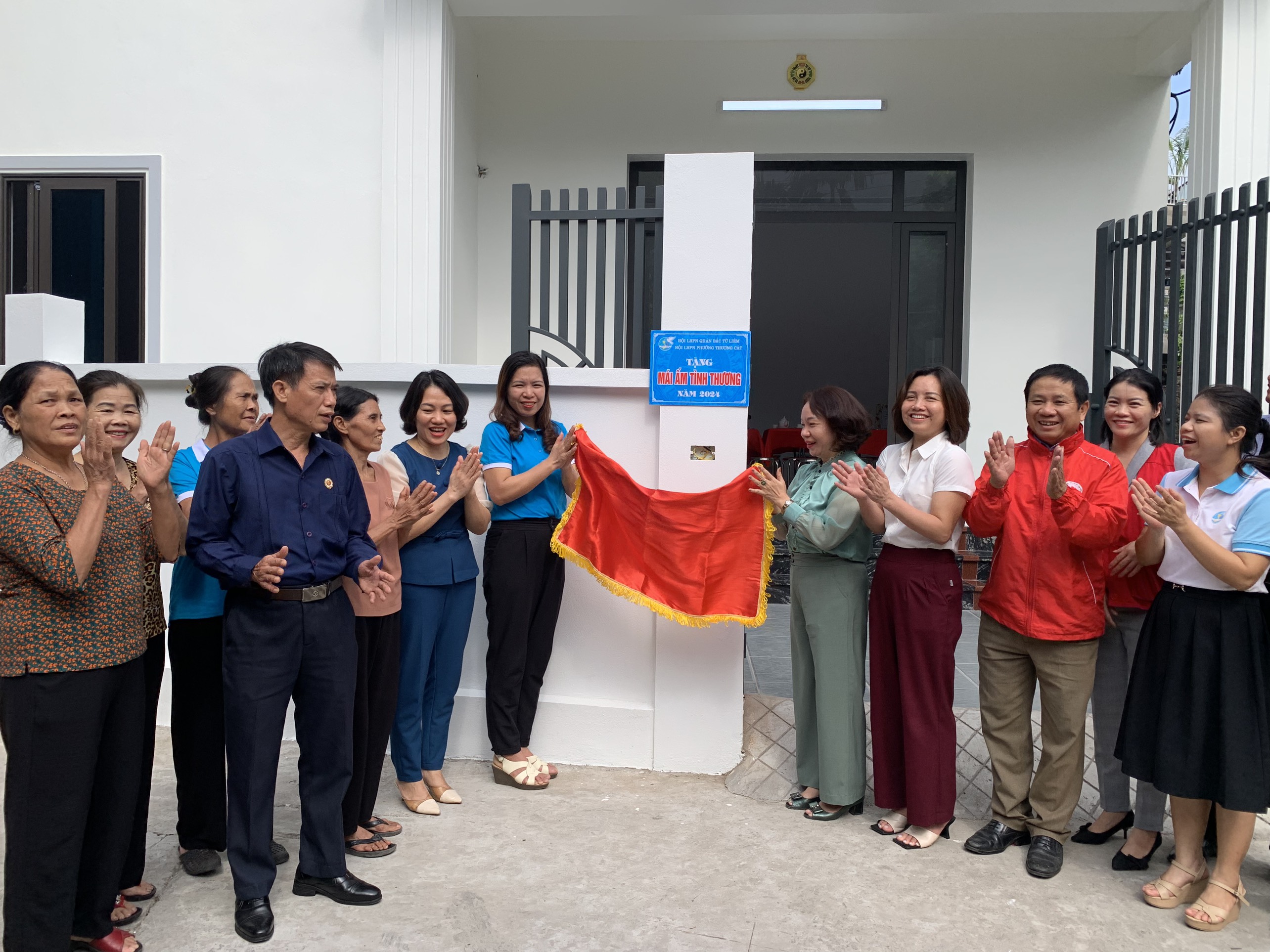 Hội LHPN quận Bắc Từ Liêm: Trao “Mái ấm tình thương” cho gia đình bà Trần Thị Nhã - ảnh 4